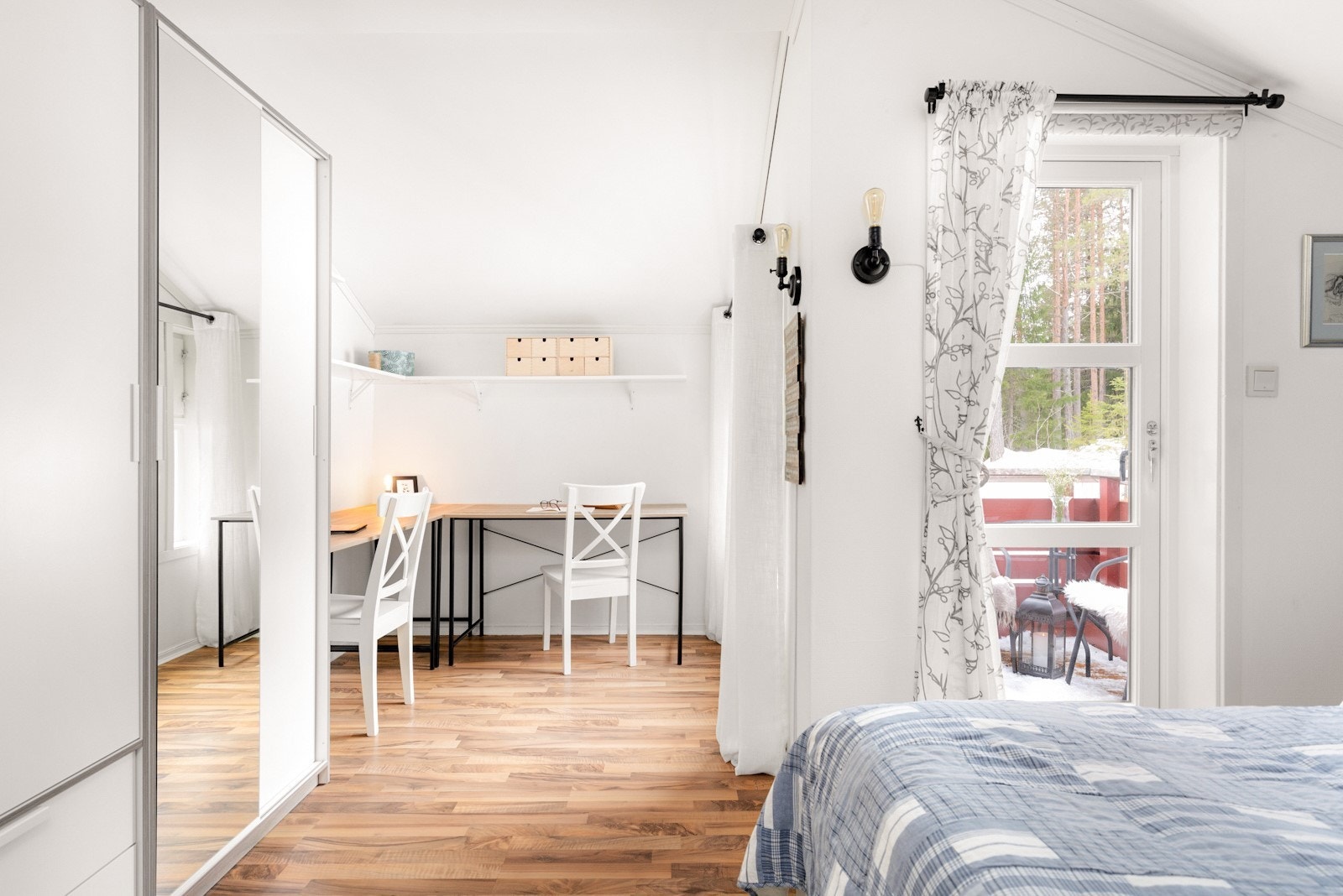 God plass til garderobeskap og hjemmekontor eller hobbyhjørne. Galleribilde