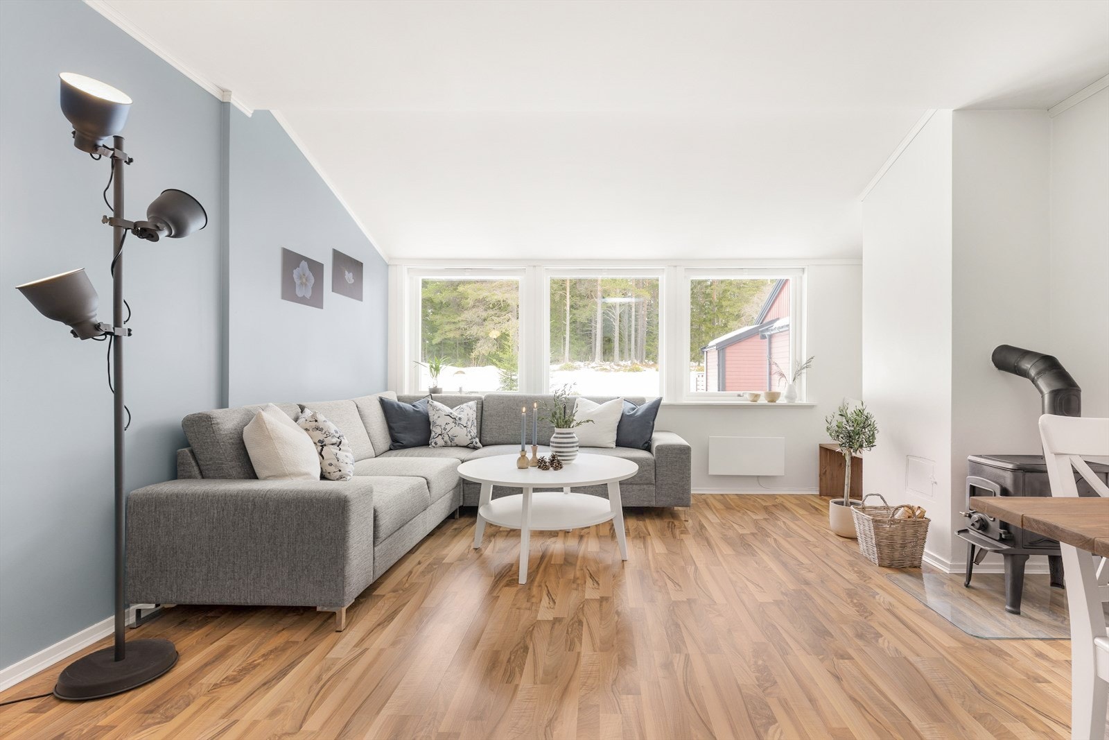 Leiligheten har en lys og romslig stue med store vindusflater. Galleribilde