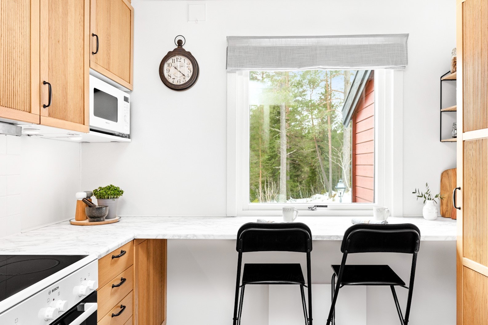 Her kan frokosten nytes med utsikt til skogen. Galleribilde