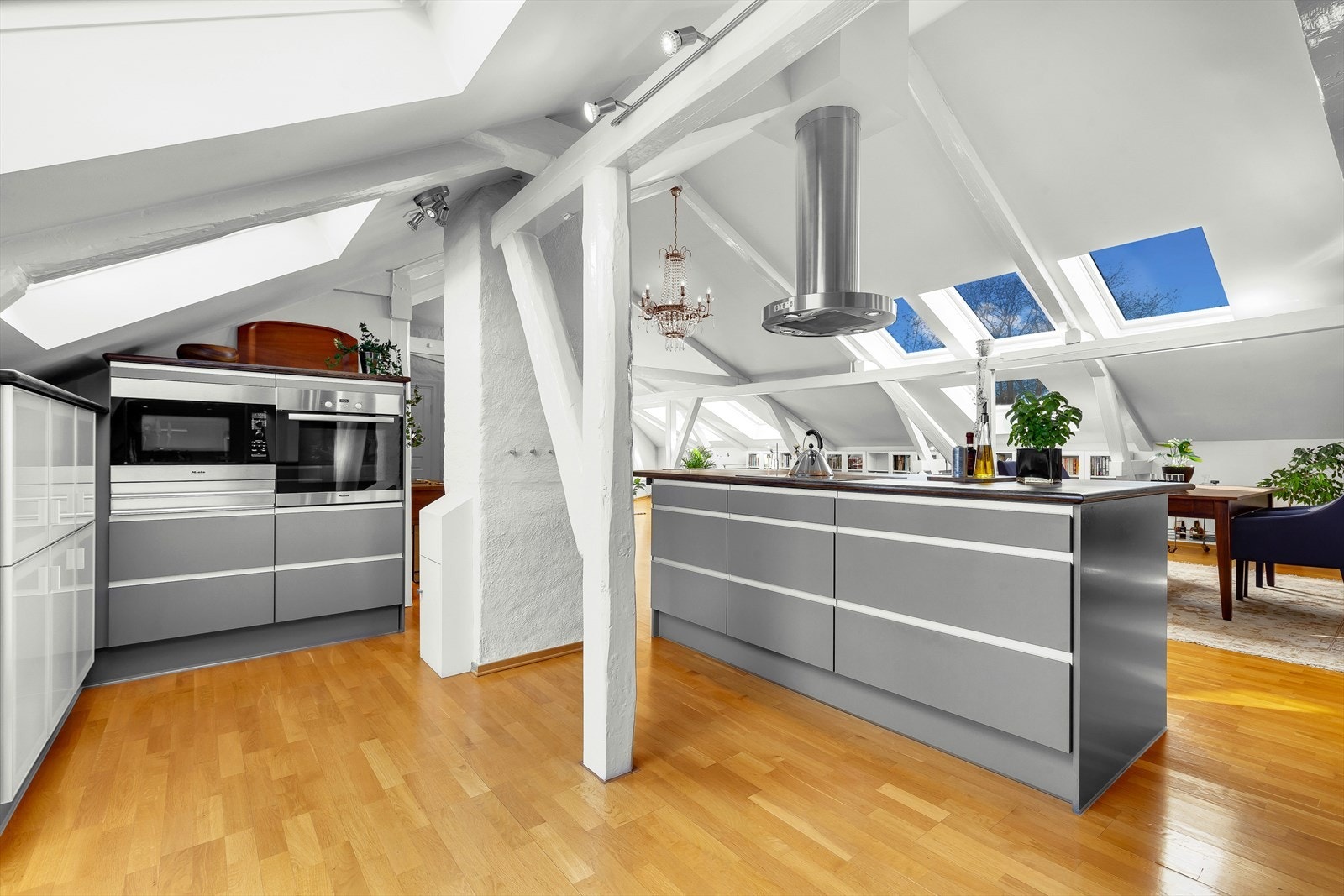 Fullintegrerte hvitevarer og god arbeidsplass Galleribilde