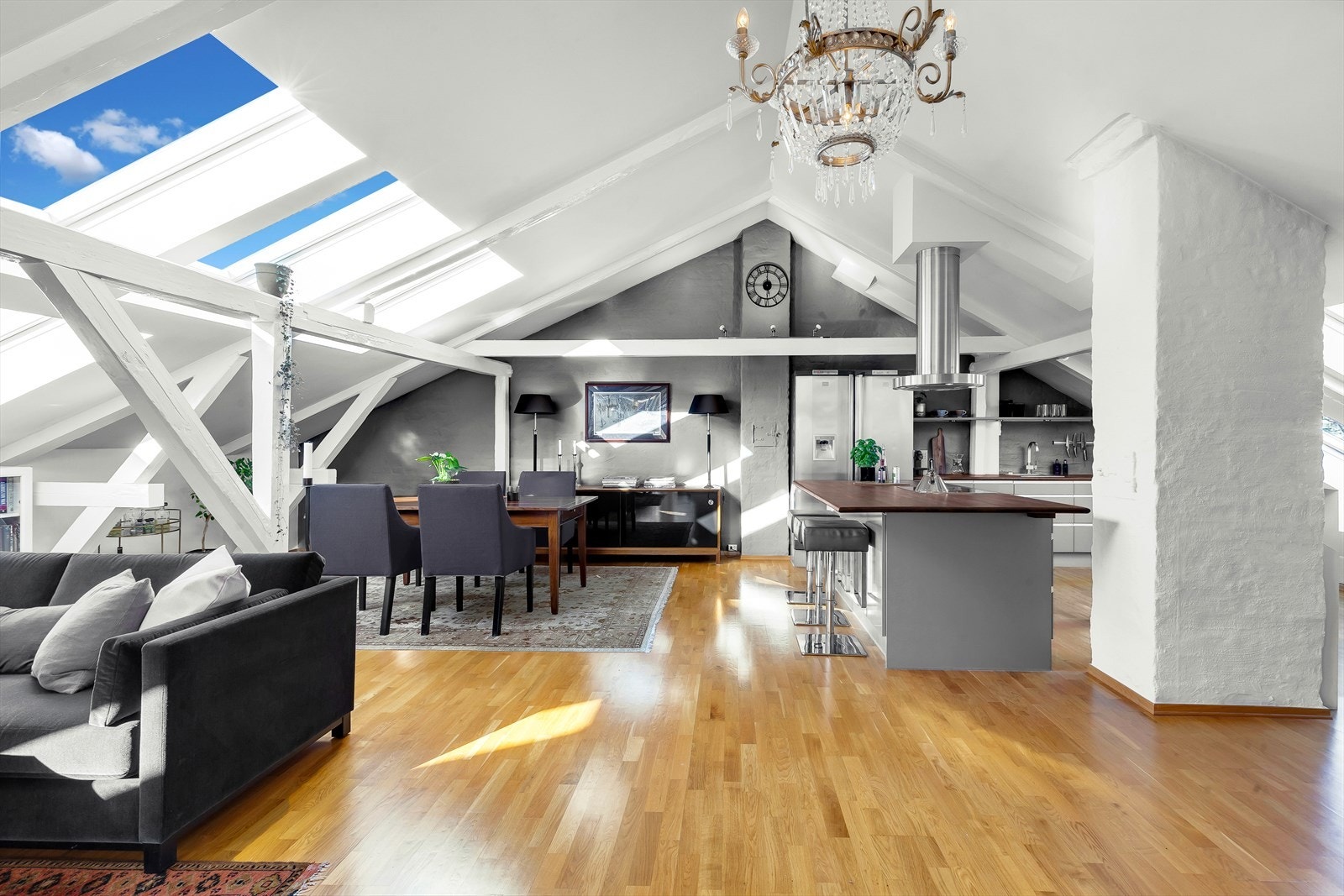 Leiligheten strekker seg over hele fløyen av bygget og har en unik beliggenhet på Frogner Galleribilde