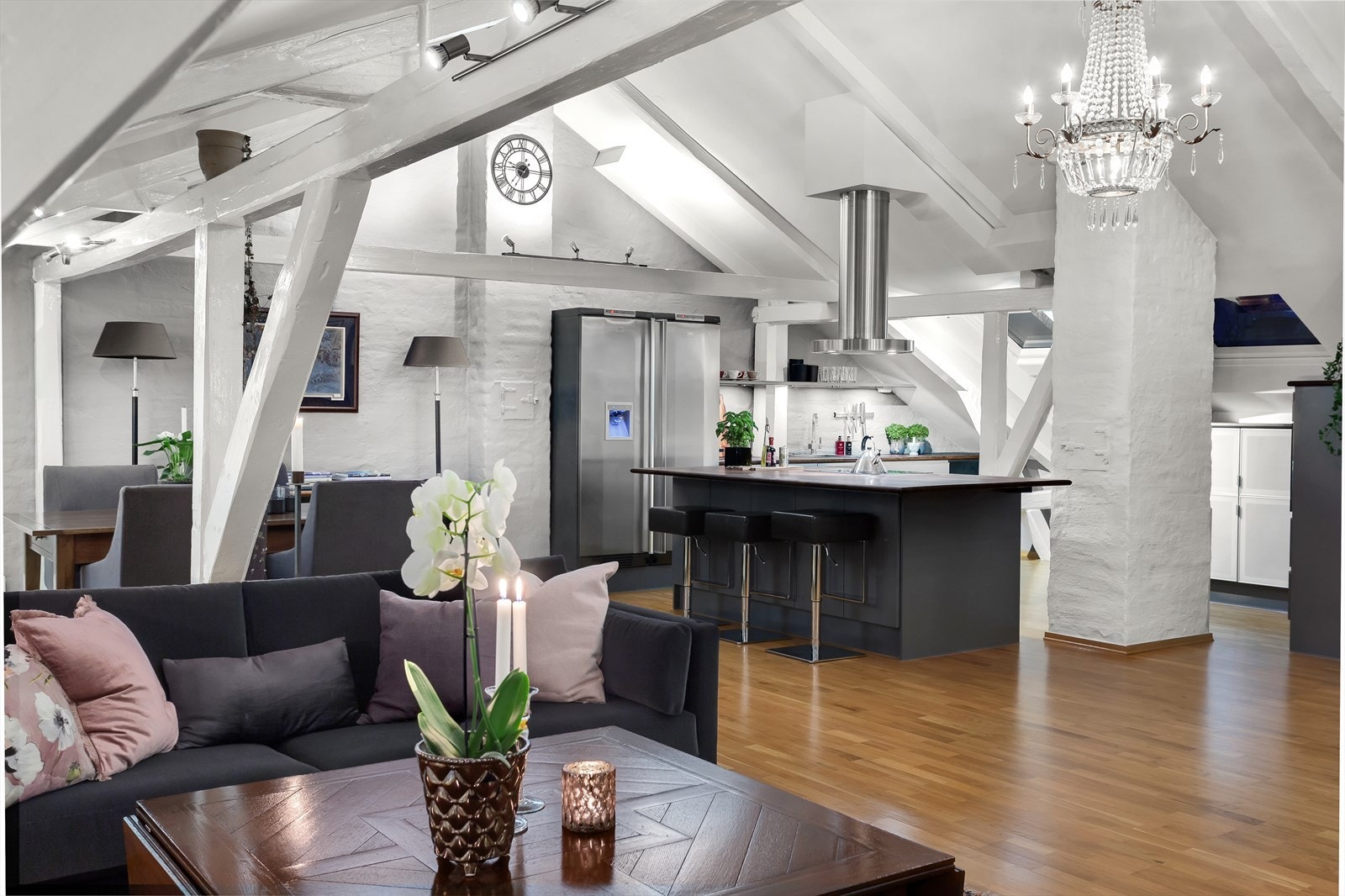 Lys og åpen stue med meget god takhøyde og rikelig med gjennomgående lys Galleribilde