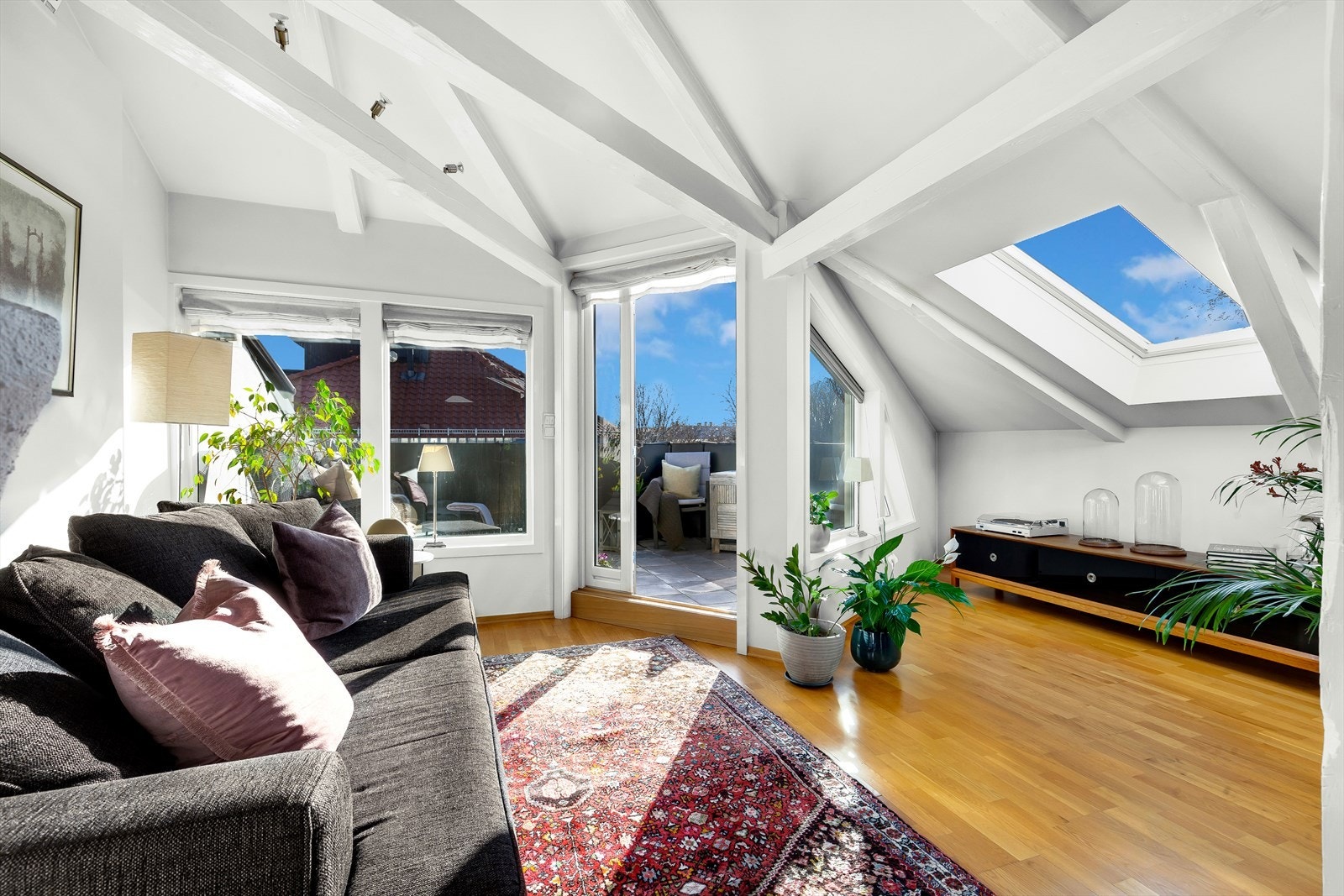 Tv-stue med utgang til privat terrasse Galleribilde