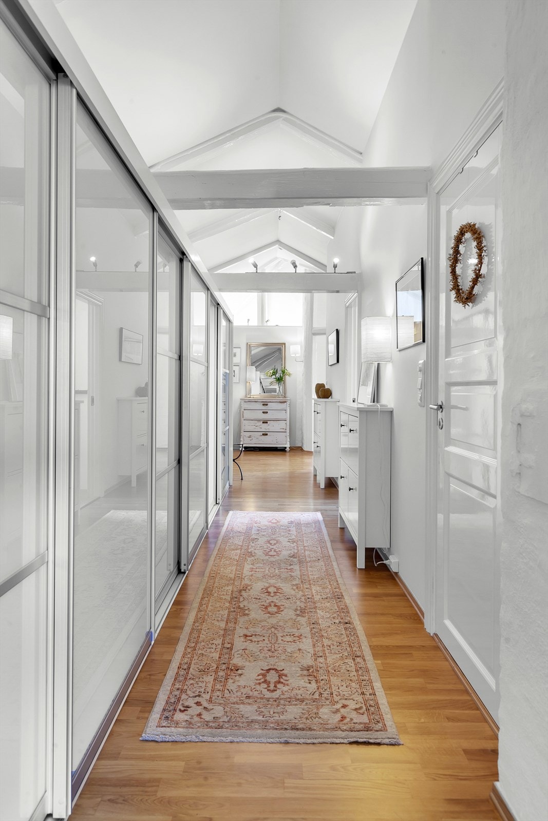 Rikelig med skapplass i hallen Galleribilde