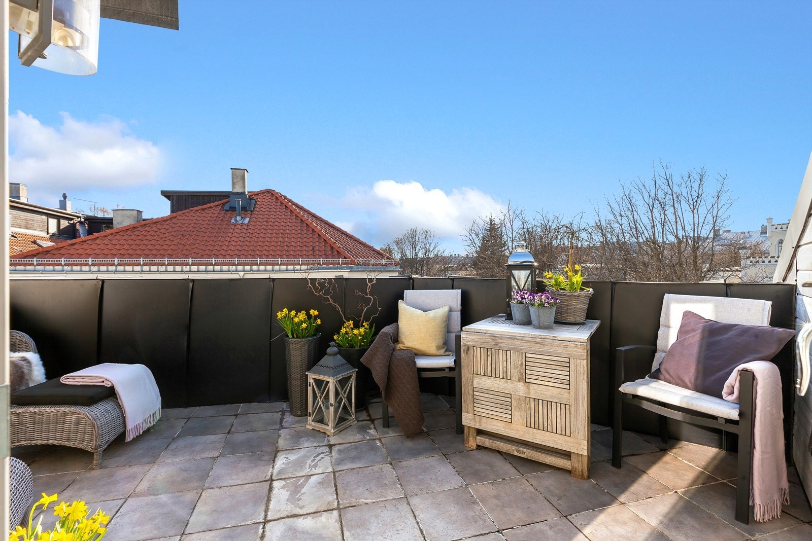 Solrik sydvestvendt terrasse med meget gode solforhold Galleribilde