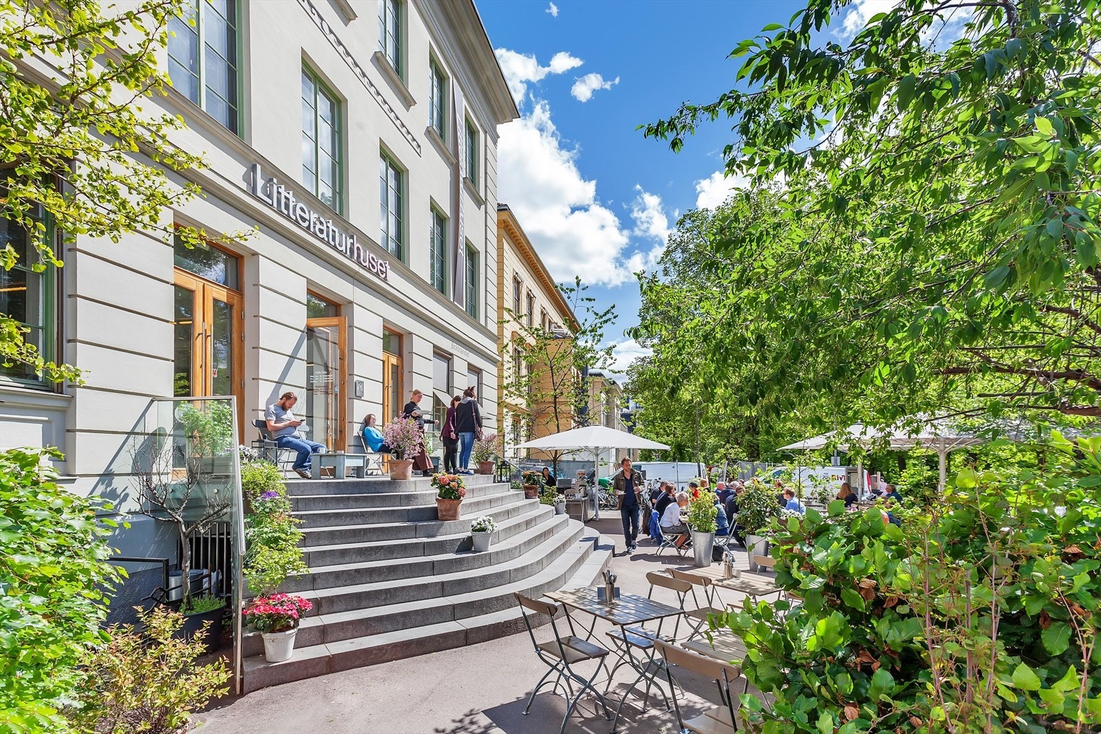 Kort vei til Litteraturhuset med uteservering om sommeren Galleribilde