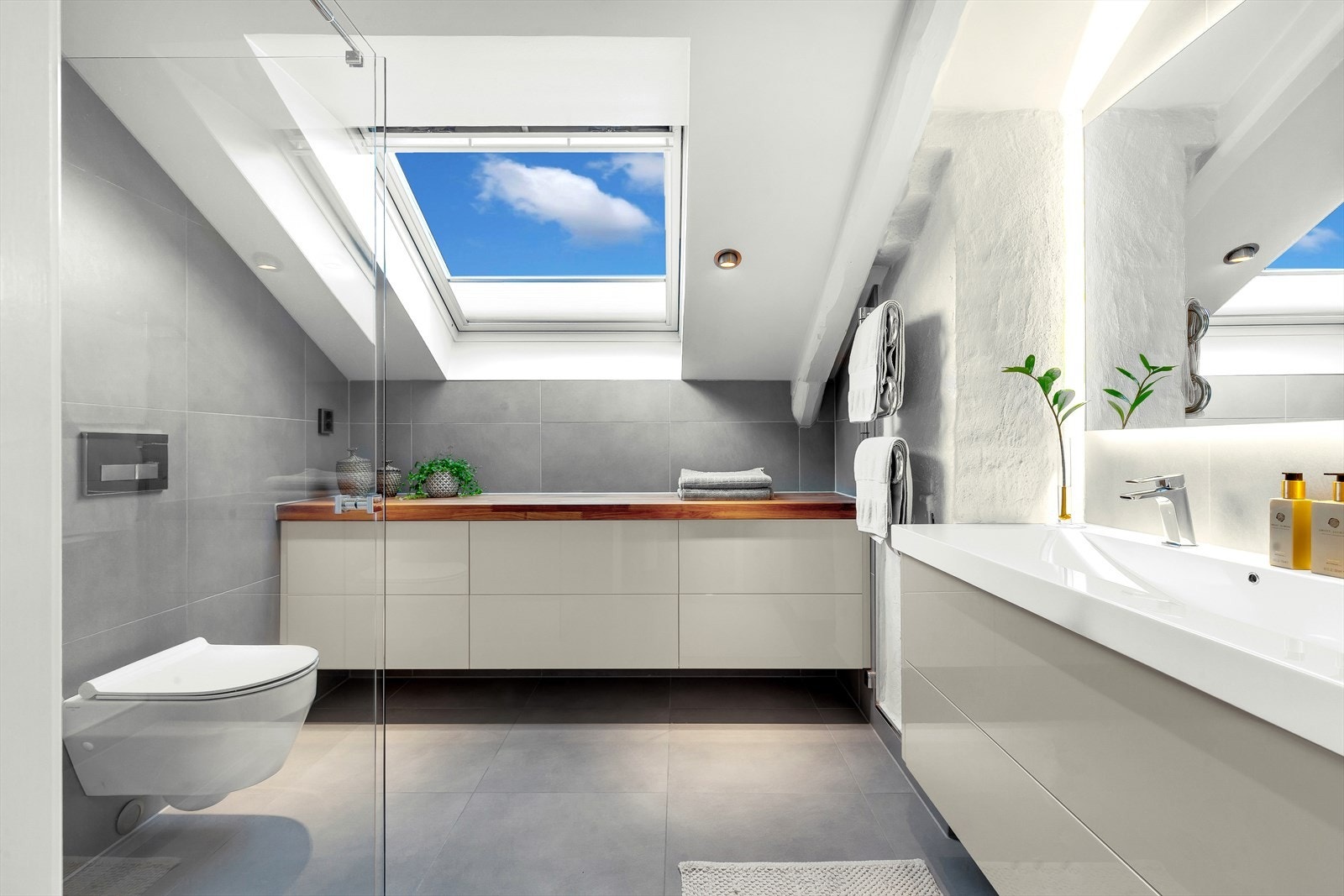 Bad ensuite med direkte adkomst fra hovedsoverom. Leiligheten har 2 nye flotte bad av høy standard og kvalitet Galleribilde