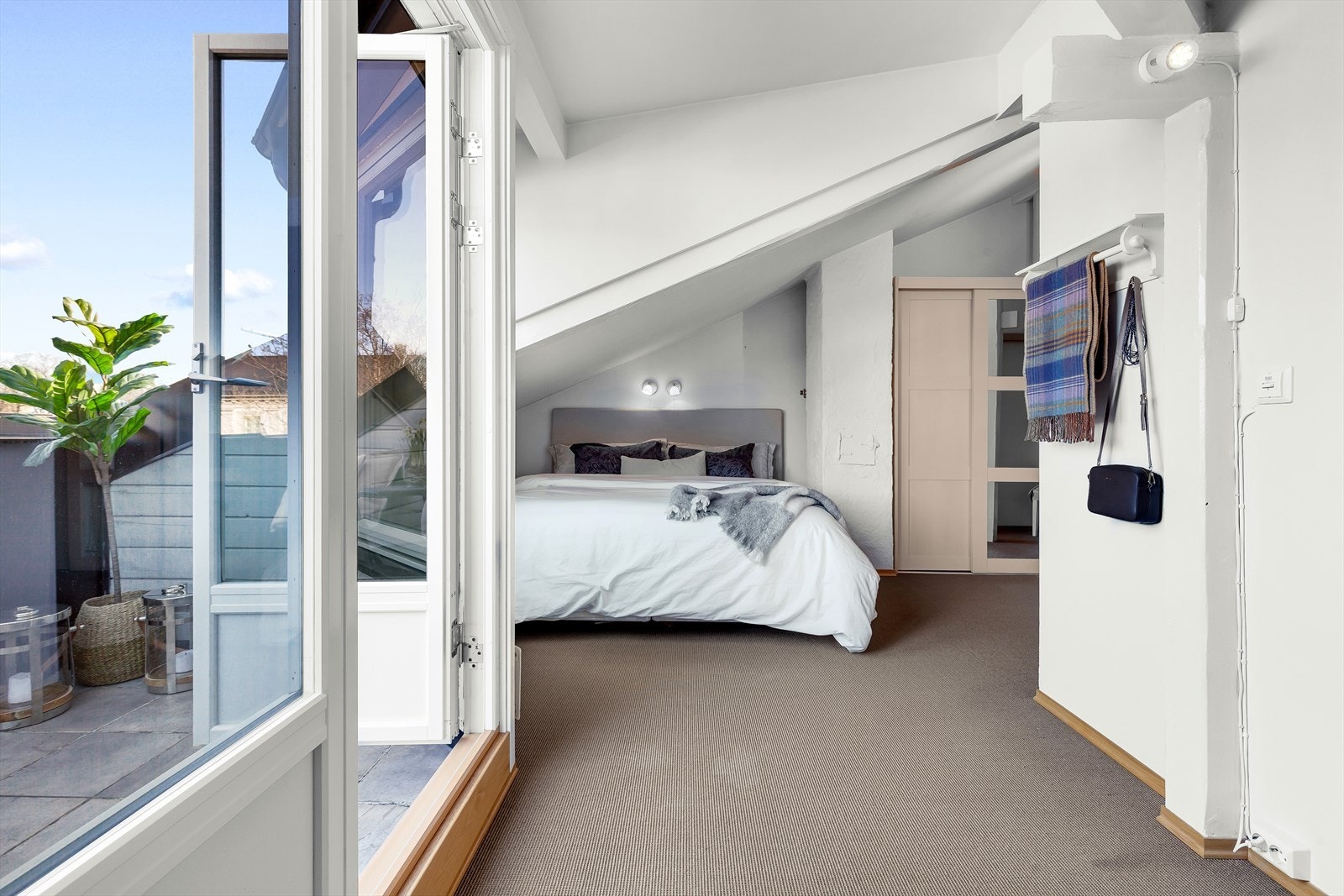 Direkte utgang til solrik terrasse Galleribilde