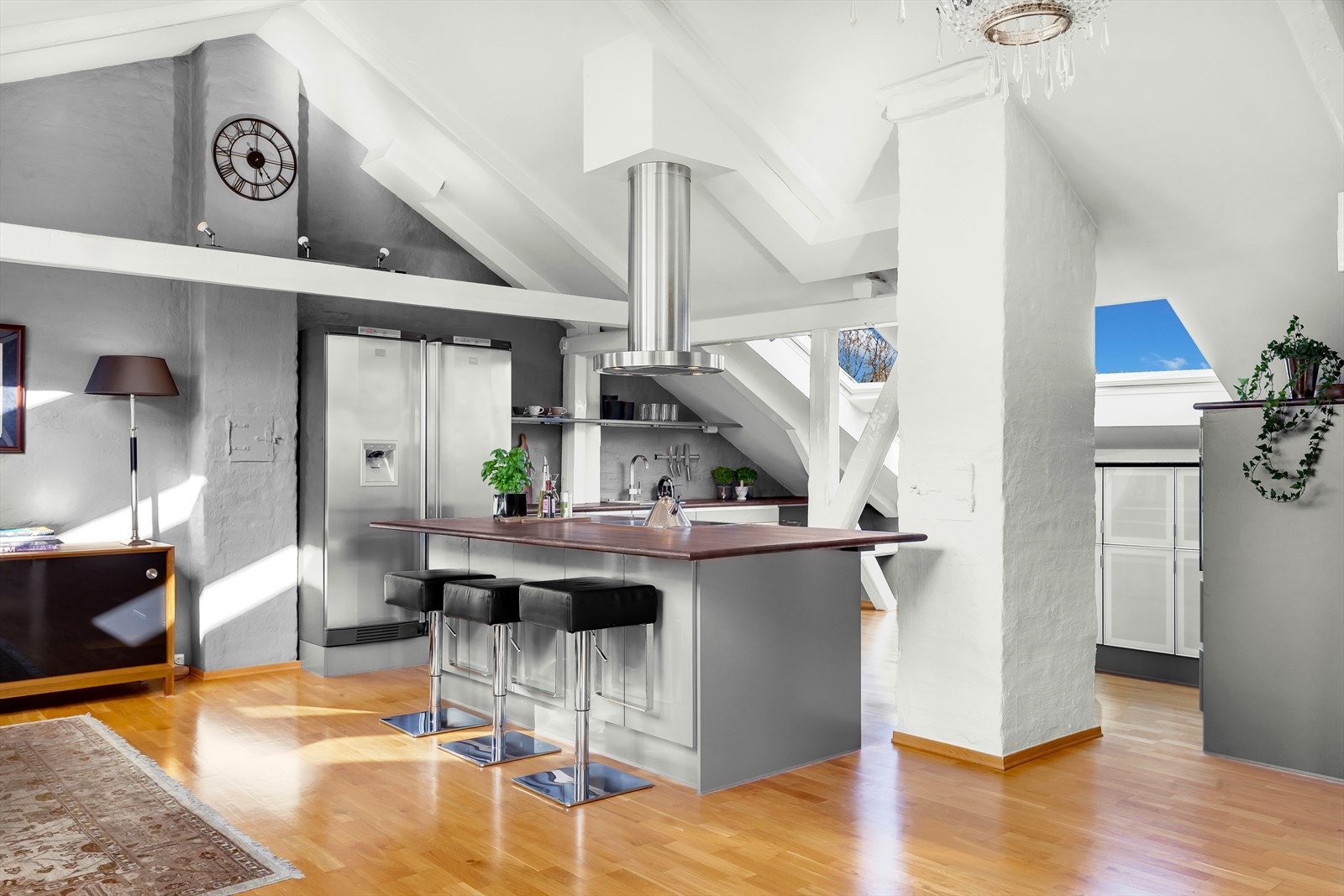 Flott spisekjøkken som er spesialdesignet for leiligheten Galleribilde