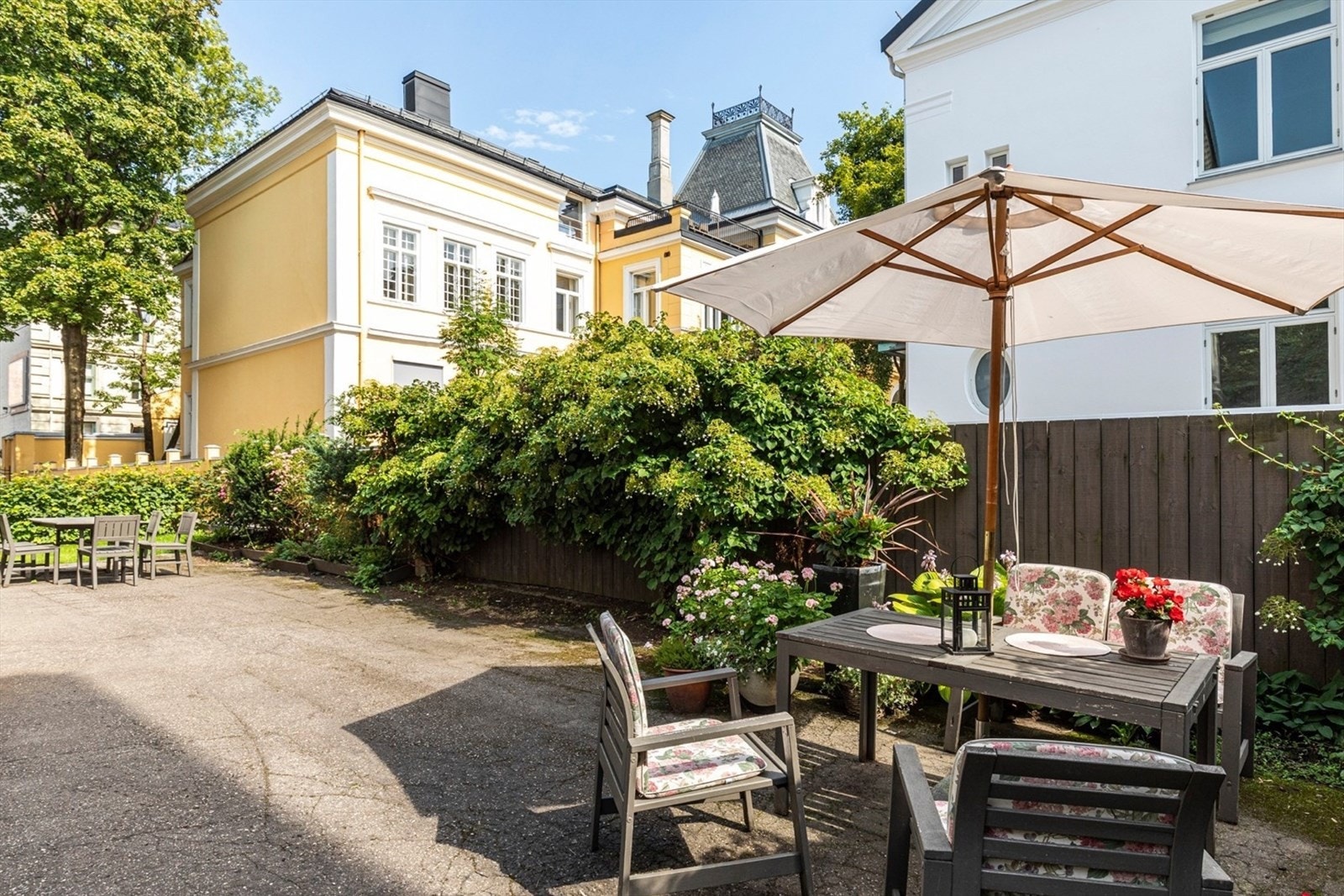 Bakgård sommer Galleribilde