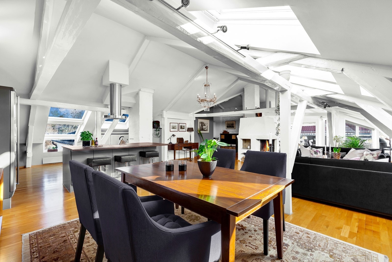 Åpen og luftig stue med himlingshøyde på opp mot 3,5 meter. Slottsparken ligger som et fint bakteppe fra stuen Galleribilde