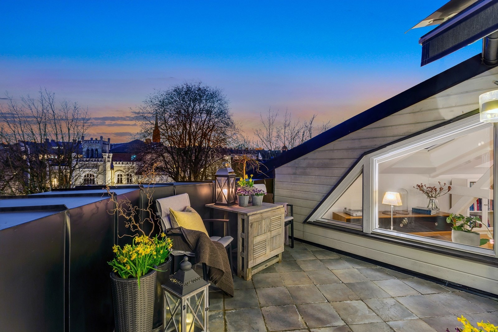 Fin beliggenhet i fasjonabel gate med utsyn mot ambassadestrøk og Uranienborg Kirke Galleribilde