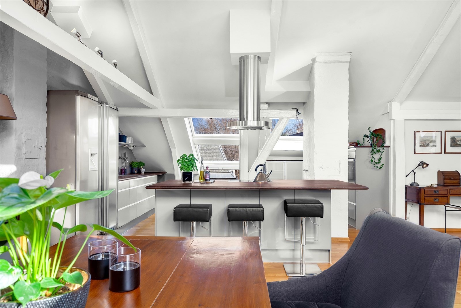 Nydelig utsikt mot Slottsparken fra flere av leilighetens vinduer Galleribilde