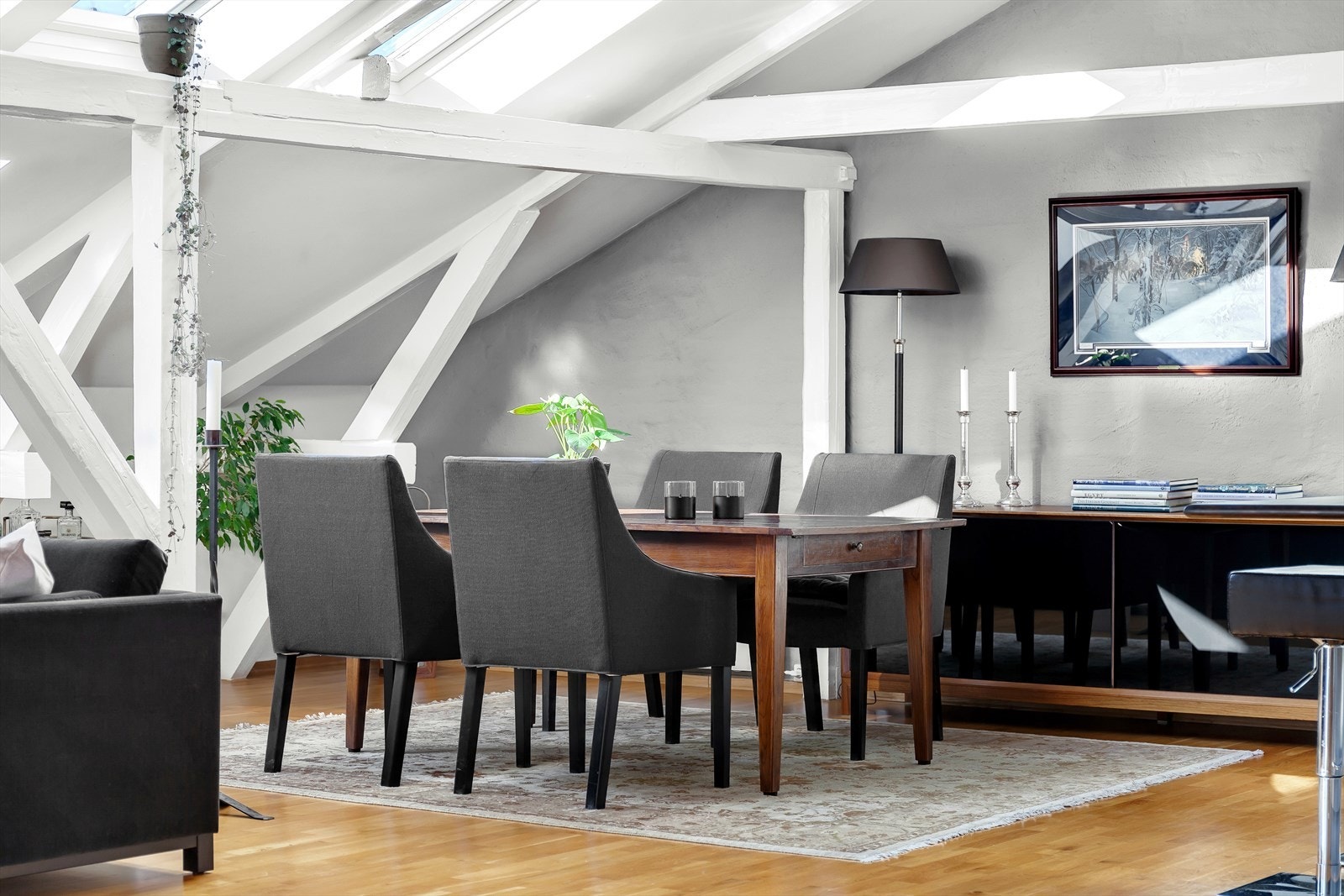 God plass til stort spisebord og mange gjester. Perfekt ved sosiale sammenkomster Galleribilde