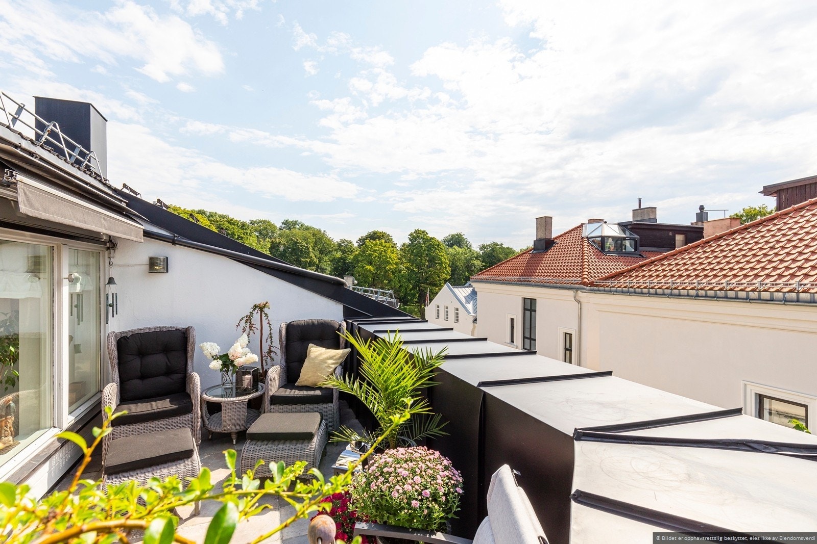 Sommerbilde. Slottsparken ligger som et fint bakteppe i bakgrunnen. Leiligheten ligger tilbaketrukket og rolig til i grønne omgivelser med kort vei til "alt1 Galleribilde