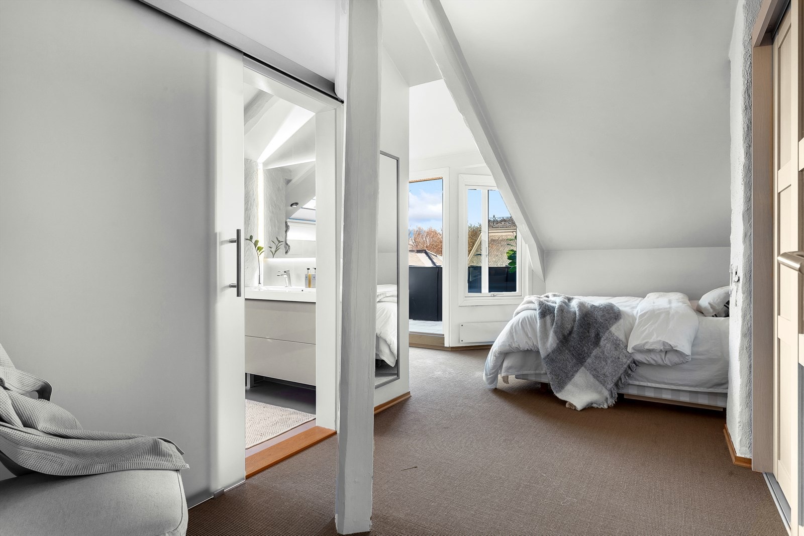 Hovedsoverom med direkte adkomst til ensuite bad og terrasse Galleribilde