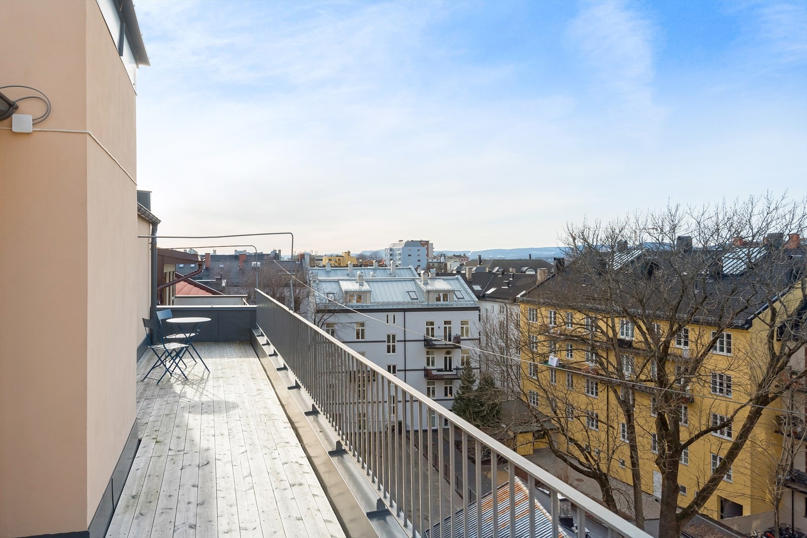 Felles takterrasse for sameiets beboere med gode solforhold og utsikt over byens tak og mot Holmenkollen. Galleribilde