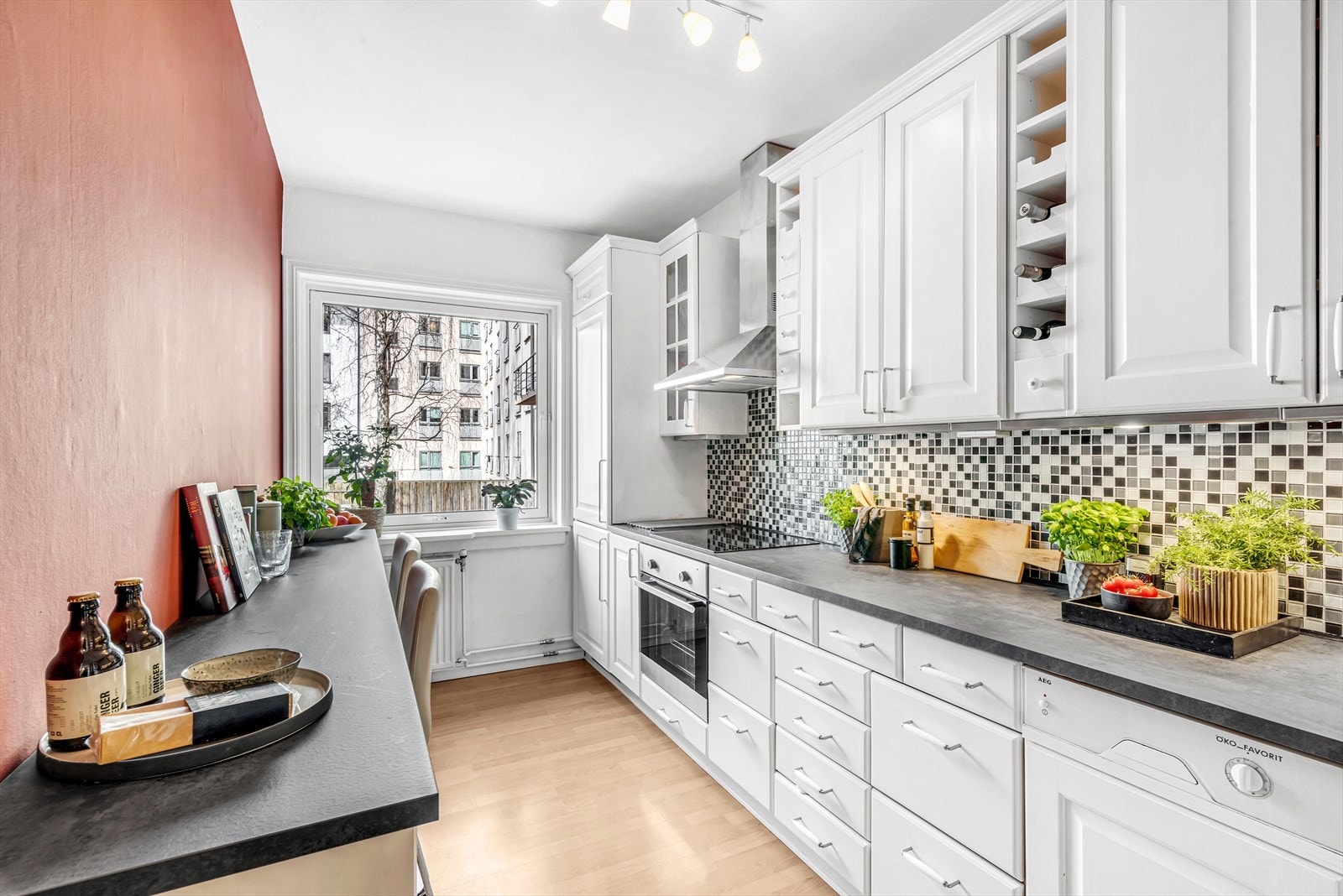 Kjøkken med god skap og benkeplass Galleribilde