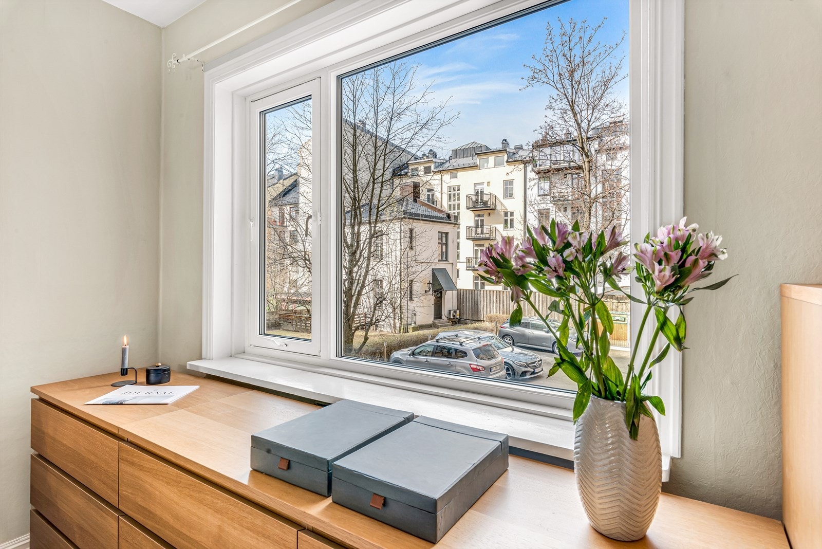 Soverommet er vendt mot rolig bakgård og ligger i byggets 2. etasje Galleribilde