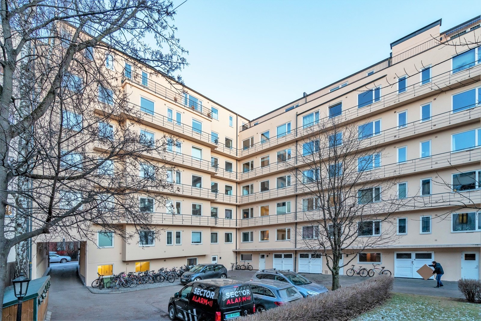 Sameiet har 6 garasjer og 4 biloppstillingsplasser i bakgården som leies ut etter venteliste. Galleribilde