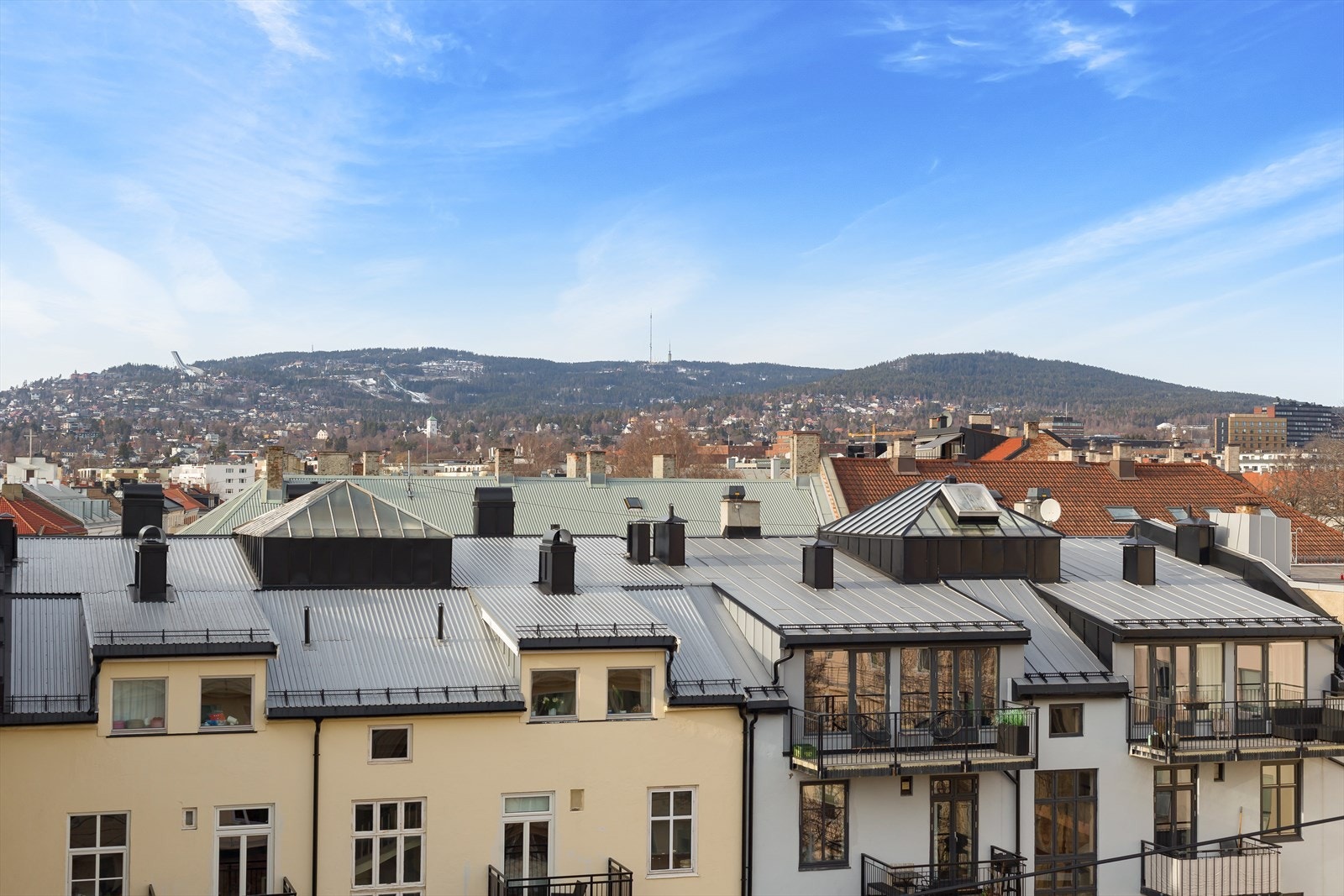 Utsikt over Holmenkollen fra takterrassen Galleribilde