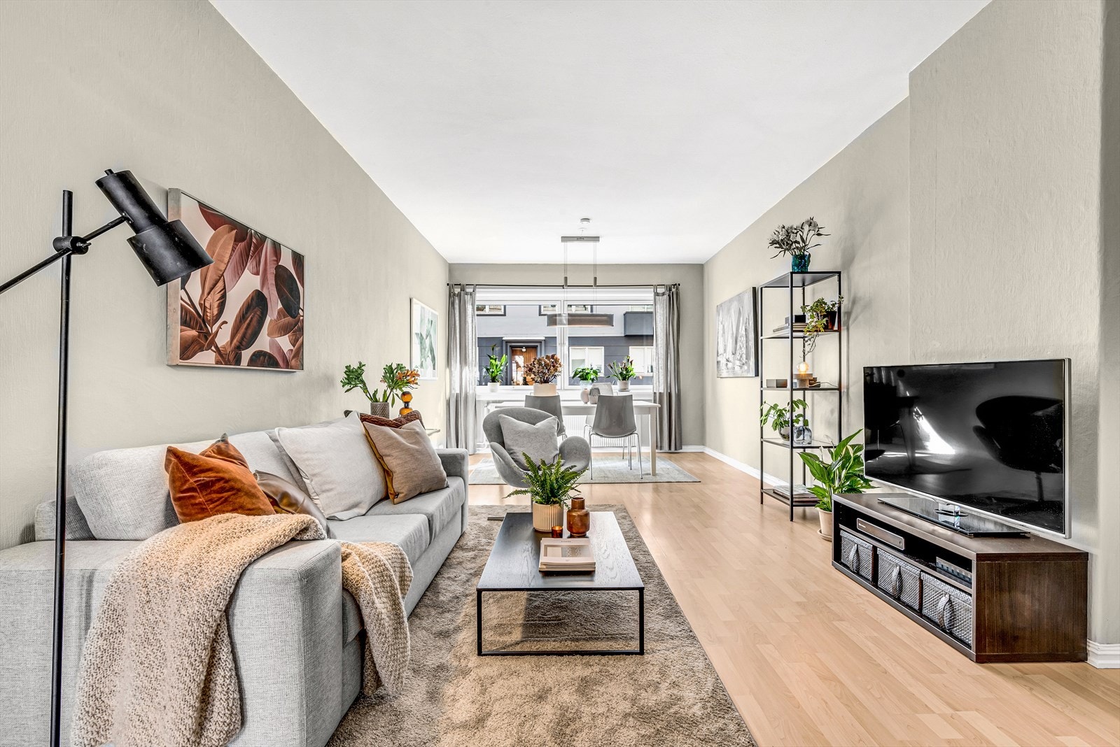 Stue med plass til sofa og spisebord. Store vinduer som slipper inn godt med lys Galleribilde