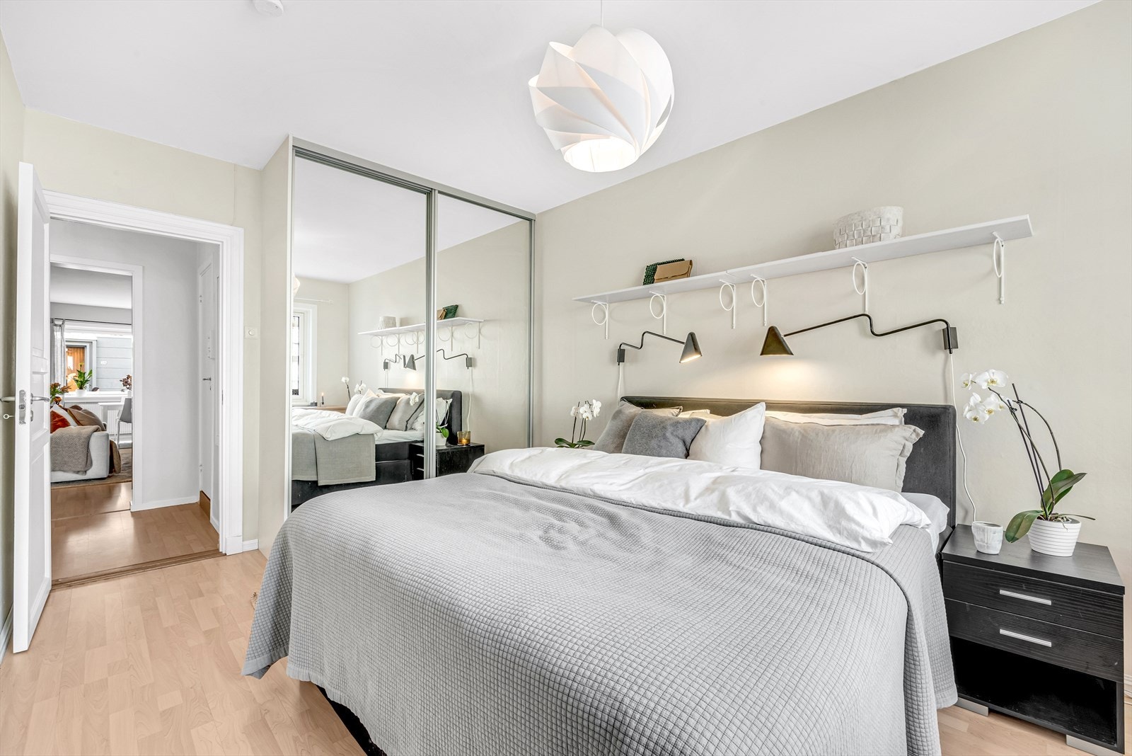 Soverom med skyvedørsgarderobe fra gulv til tak Galleribilde