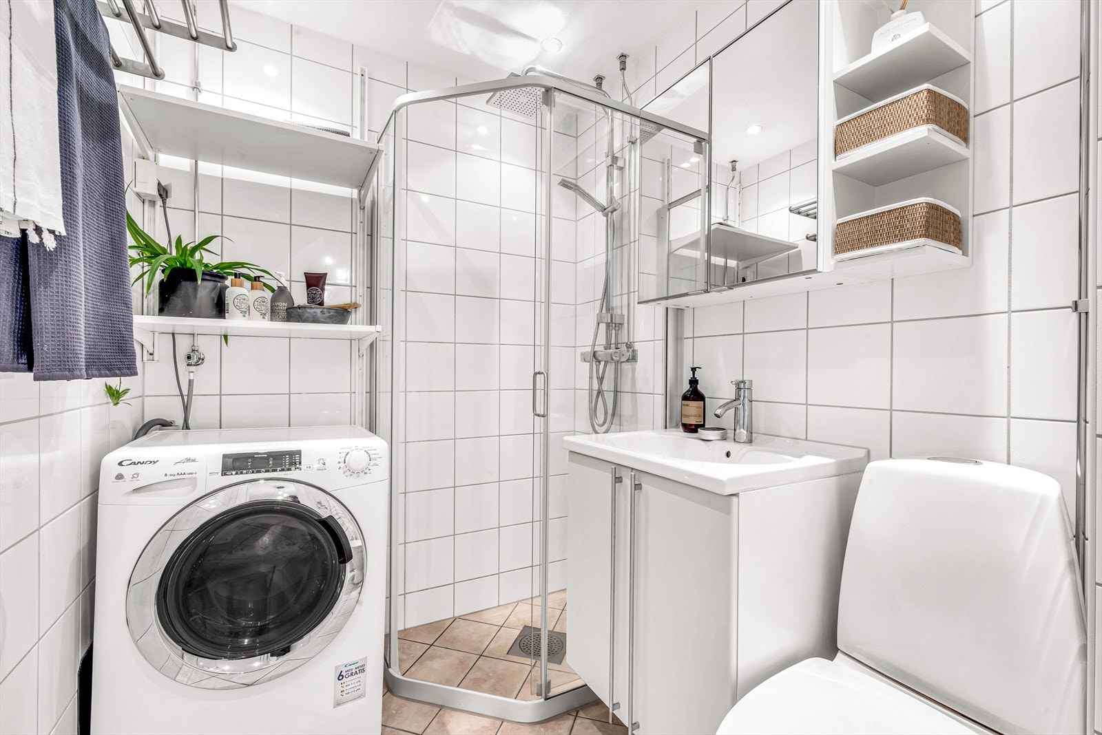 Bad fra 2009 i regi av sameiet. Varmekabler i gulv og opplegg for vaskemaskin og tørketrommel Galleribilde