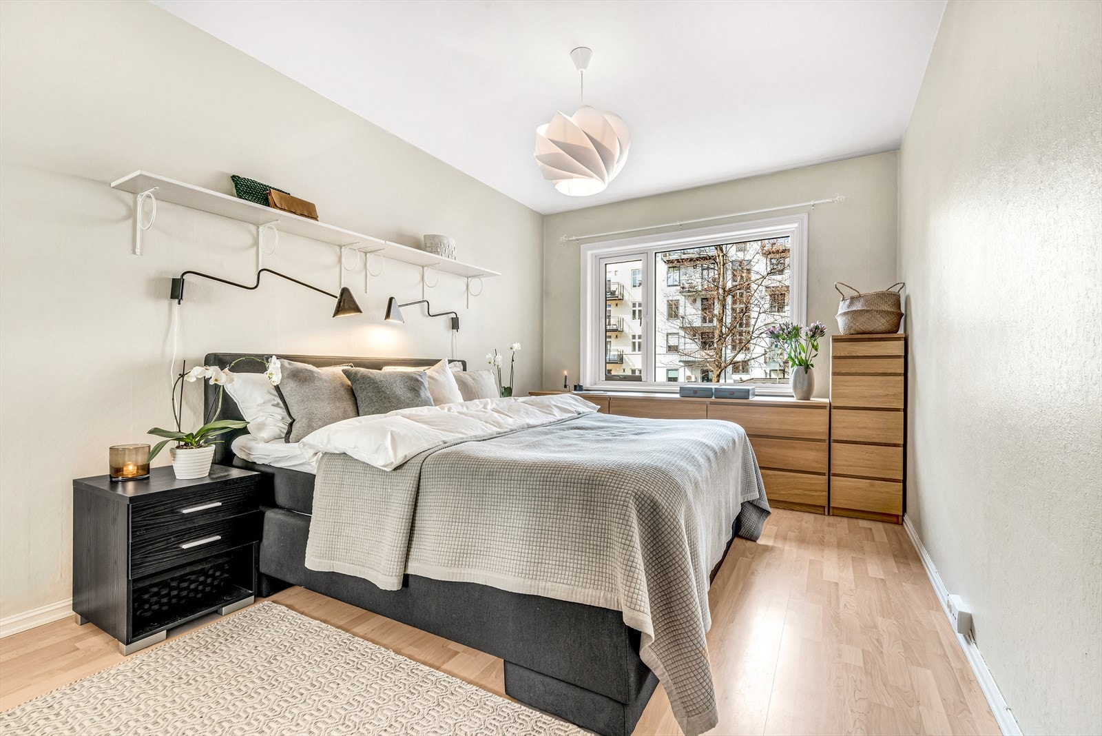 Romslig soverom mot rolig bakgård Galleribilde