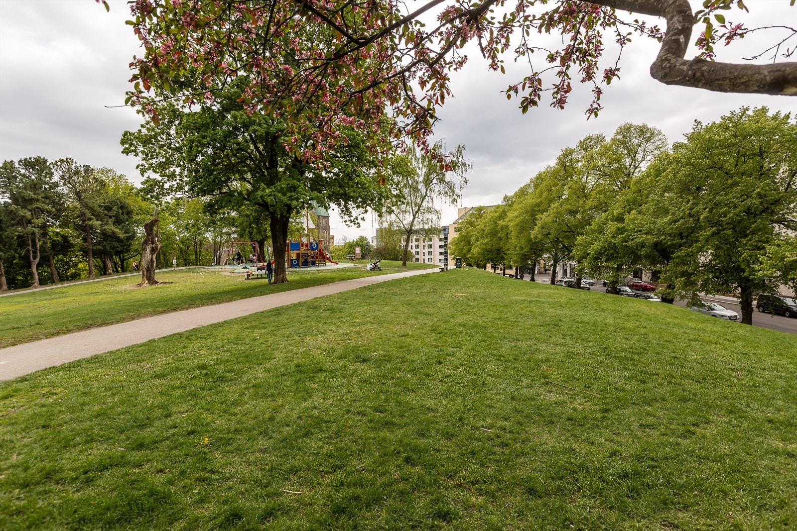 Stensparken ligger et steinkast fra boligen. Galleribilde