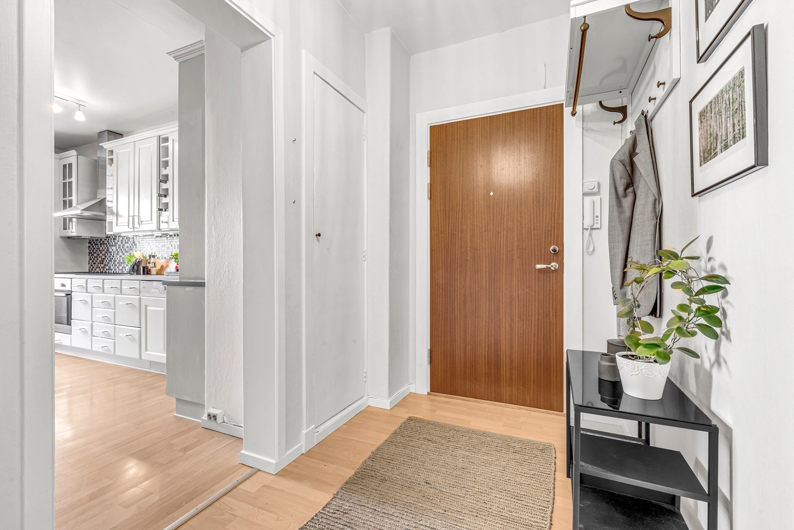 Entrè med innebygd skap Galleribilde