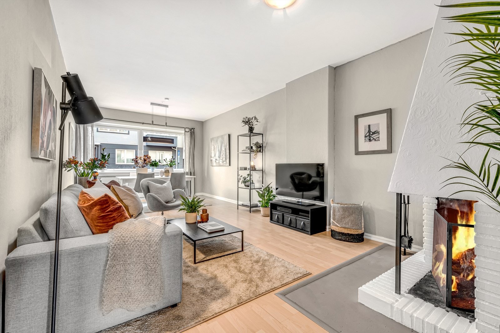 Stue med peis og plass til sofa og spisebord Galleribilde