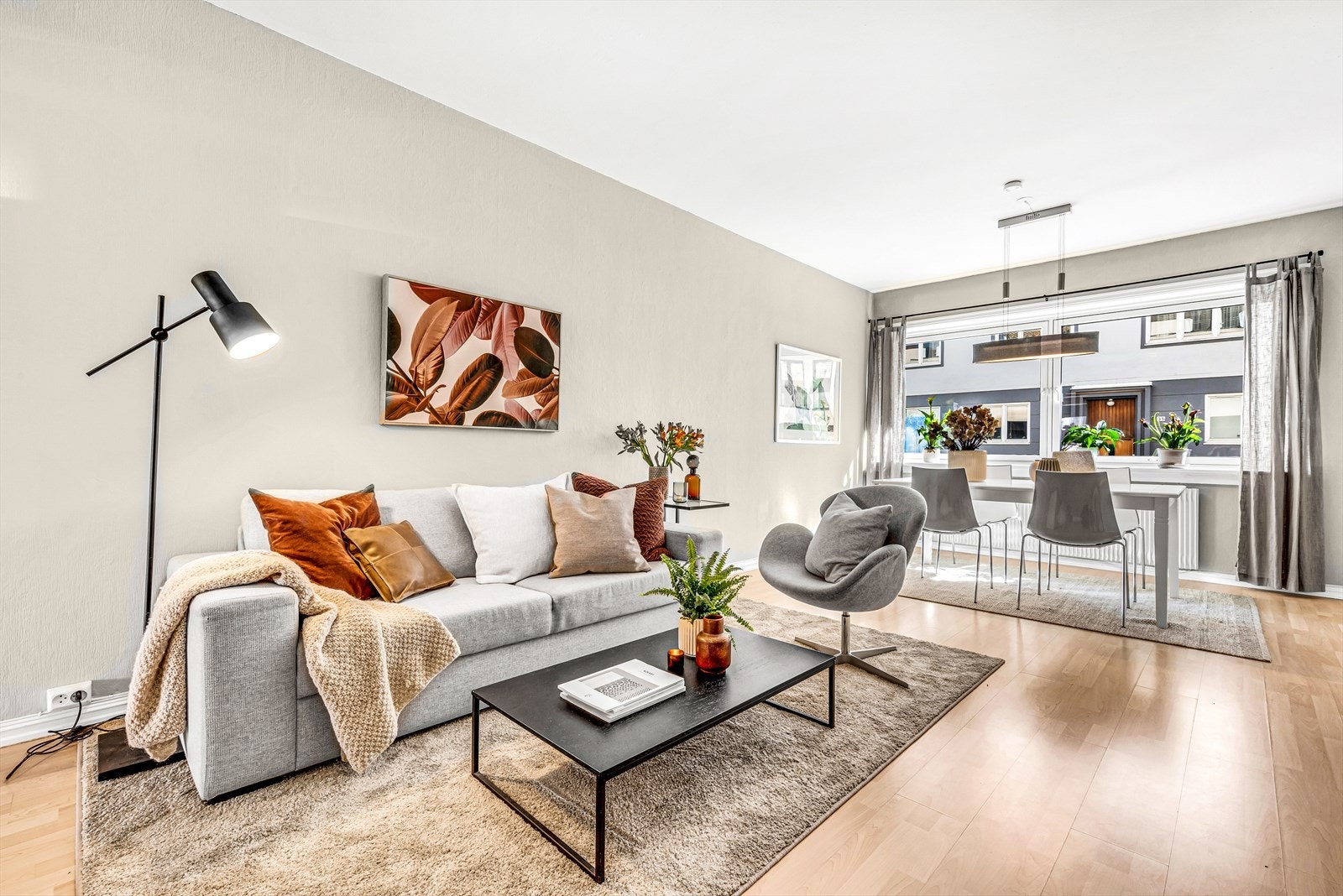 Lys stue med store vindusflater som slipper inn godt med naturlig lys Galleribilde