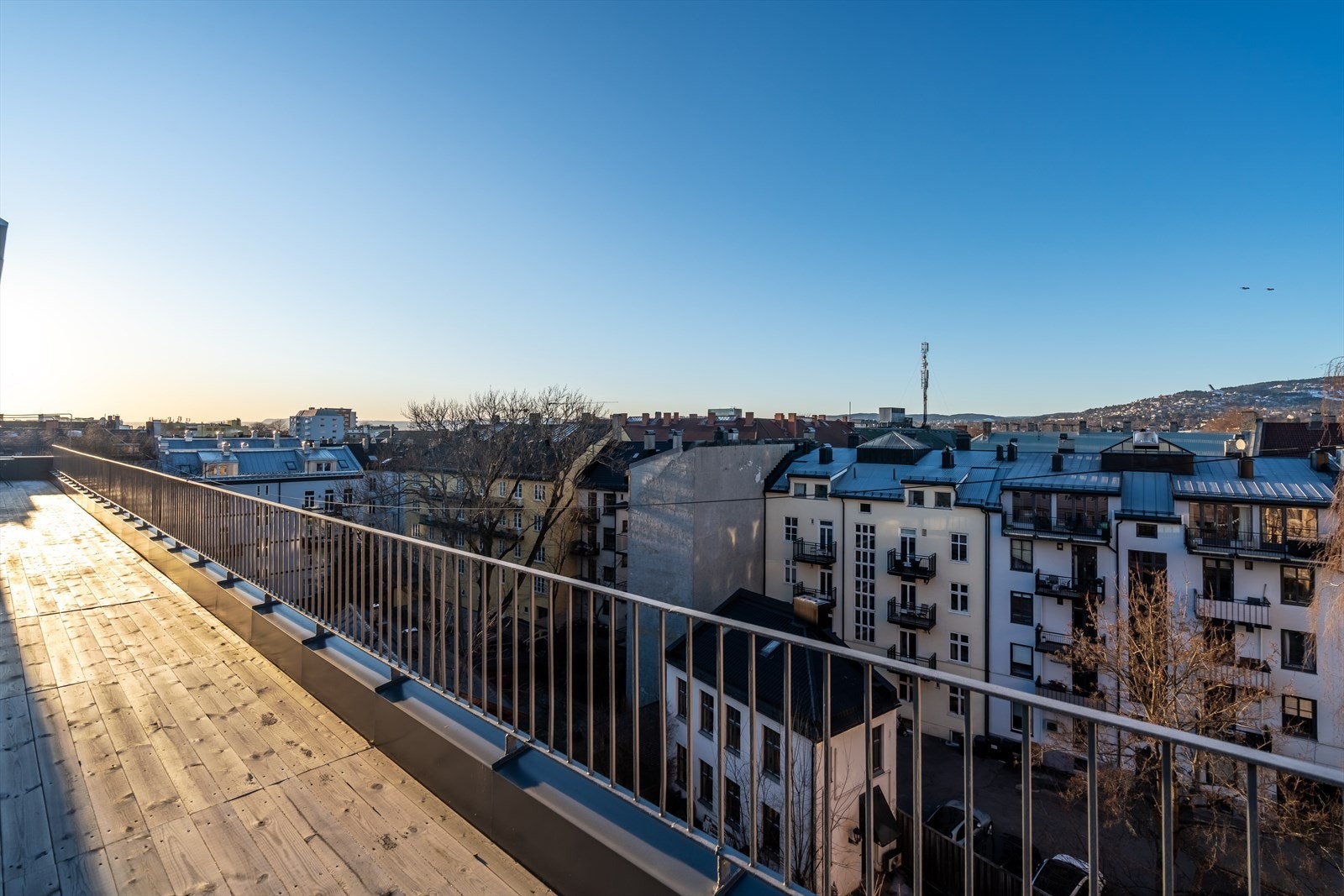 Felles takterrasse for sameiets beboere med gode solforhold og utsikt over byens tak og mot Holmenkollen. Galleribilde