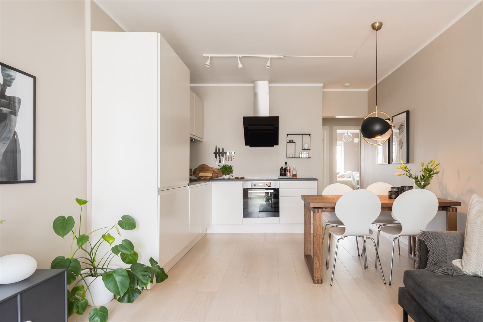 Illustrasjonsbilde hvor kjøkken er flyttet ut i stue Galleribilde