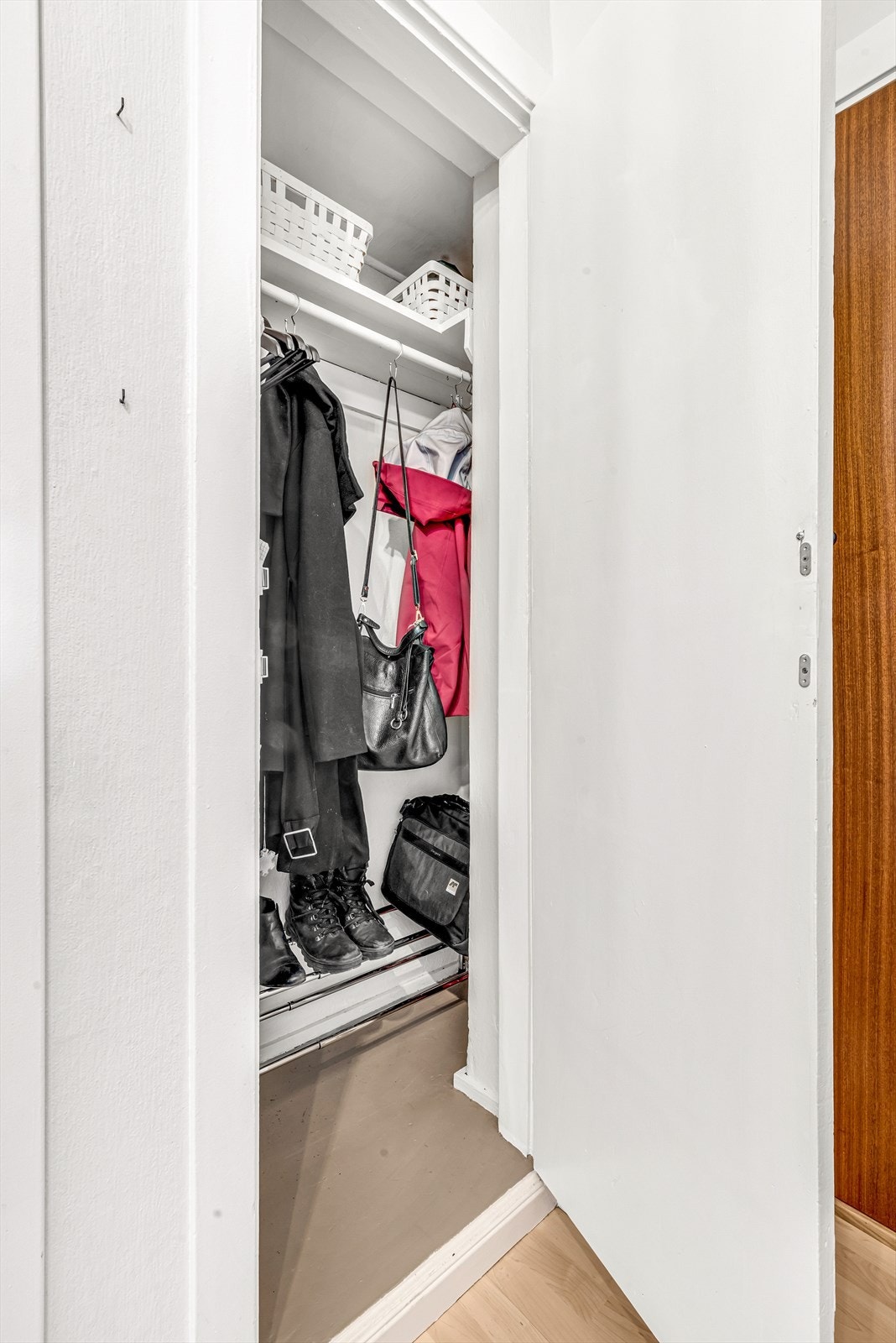 Innebygd skap i entrè med plass til å henge fra seg ytterjakker og sko Galleribilde