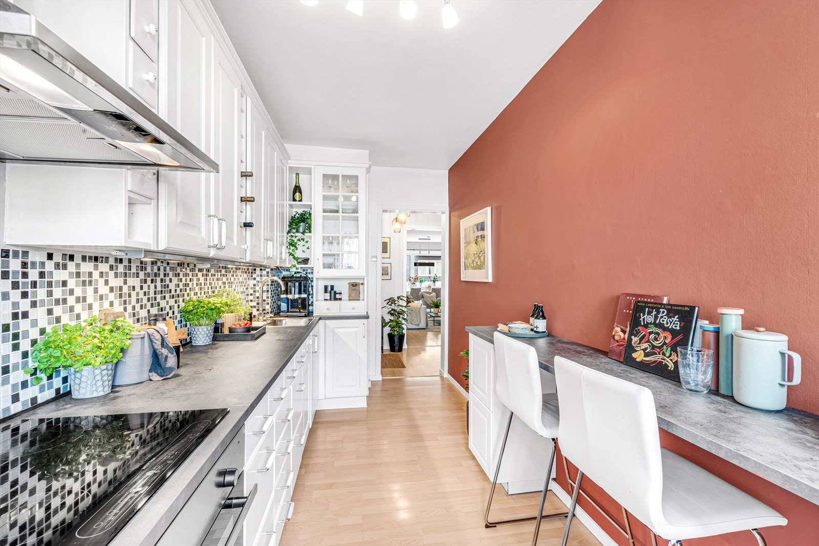 Kjøkken med frokostbord og integrerte hvitevarer Galleribilde