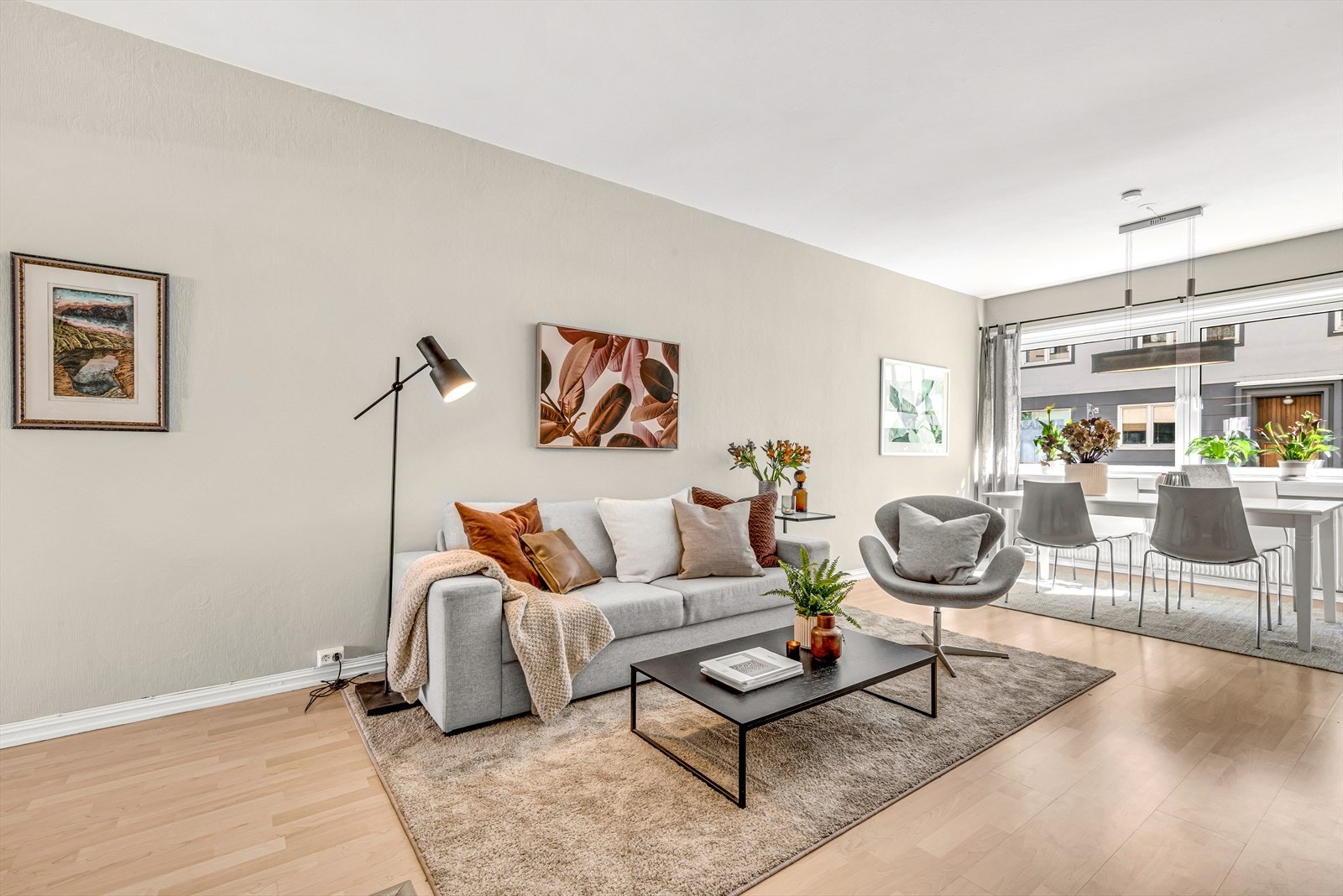 Romslig stue med mange innredningsmuligheter Galleribilde