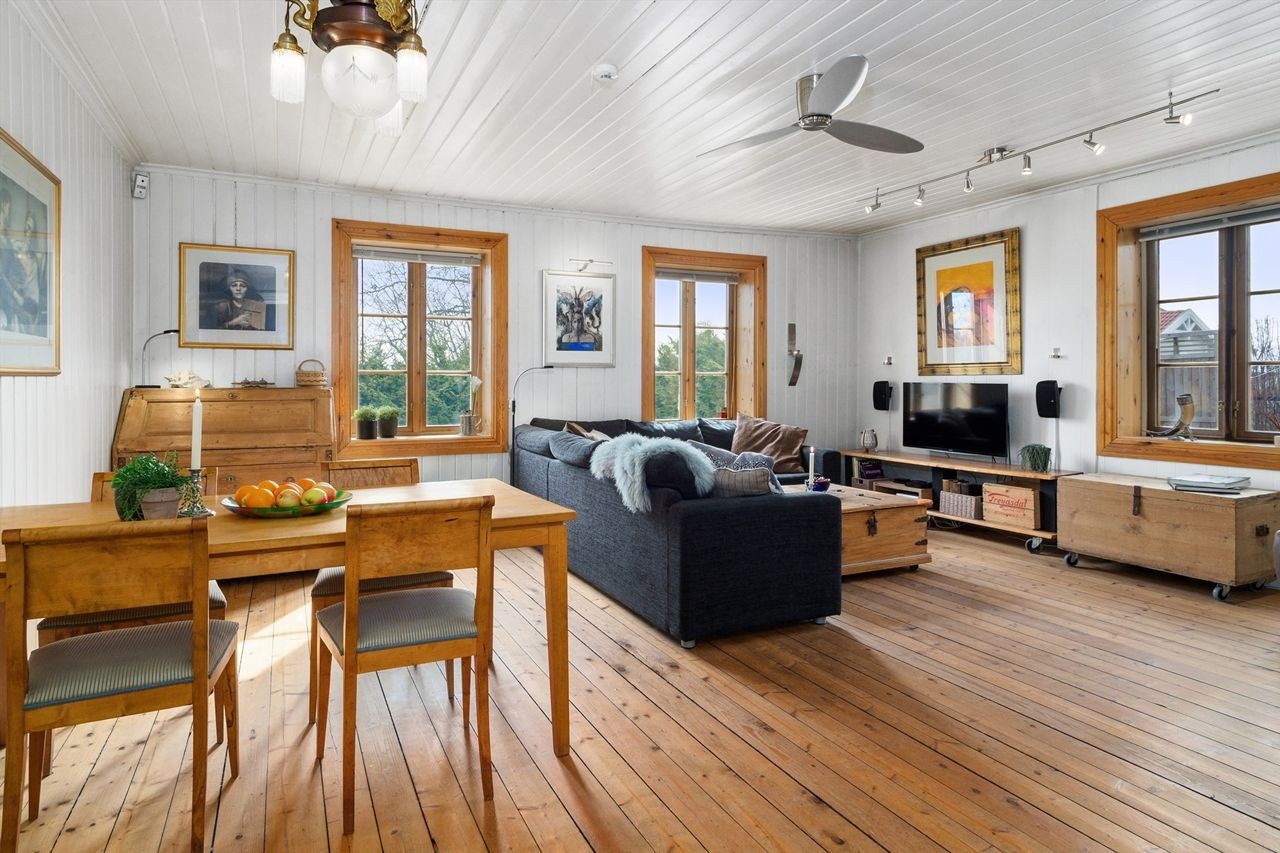 Lys og hyggelig stue med god plass til så vel salong som spisegruppe Galleribilde