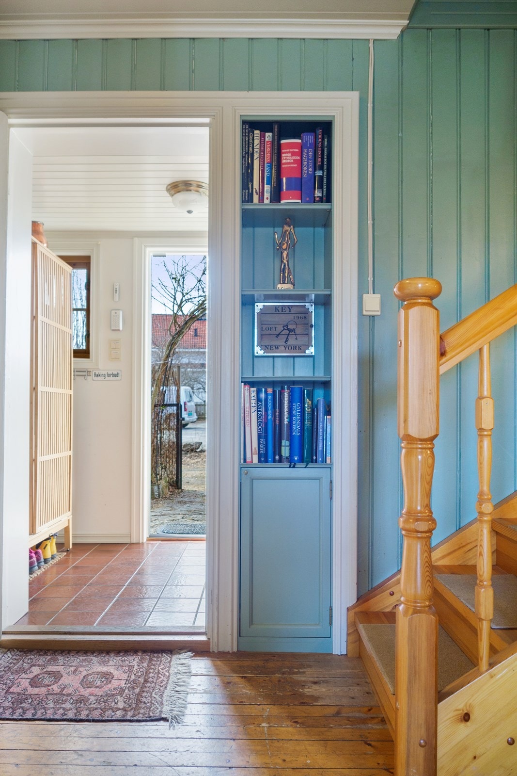 Fra kjøkken mot vindfanget hvor det er flislagte gulv med varmekabler. Galleribilde