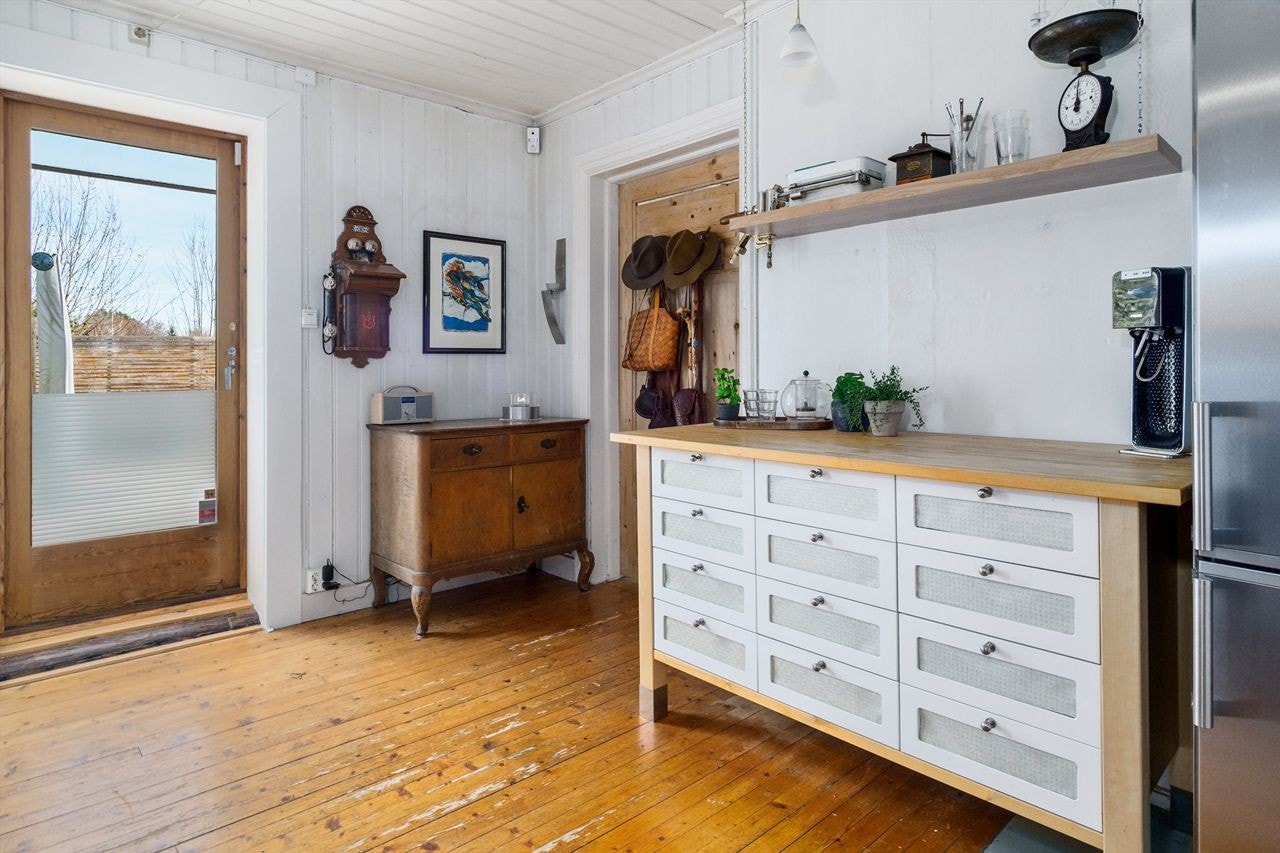 Kjøkken mot stue. Fra kjøkkenet er det utgang til hagen. Galleribilde