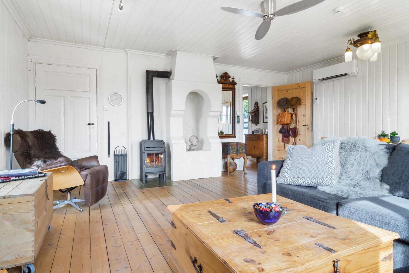 Stue har peisovn, varmepumpe og tv-uttak Galleribilde