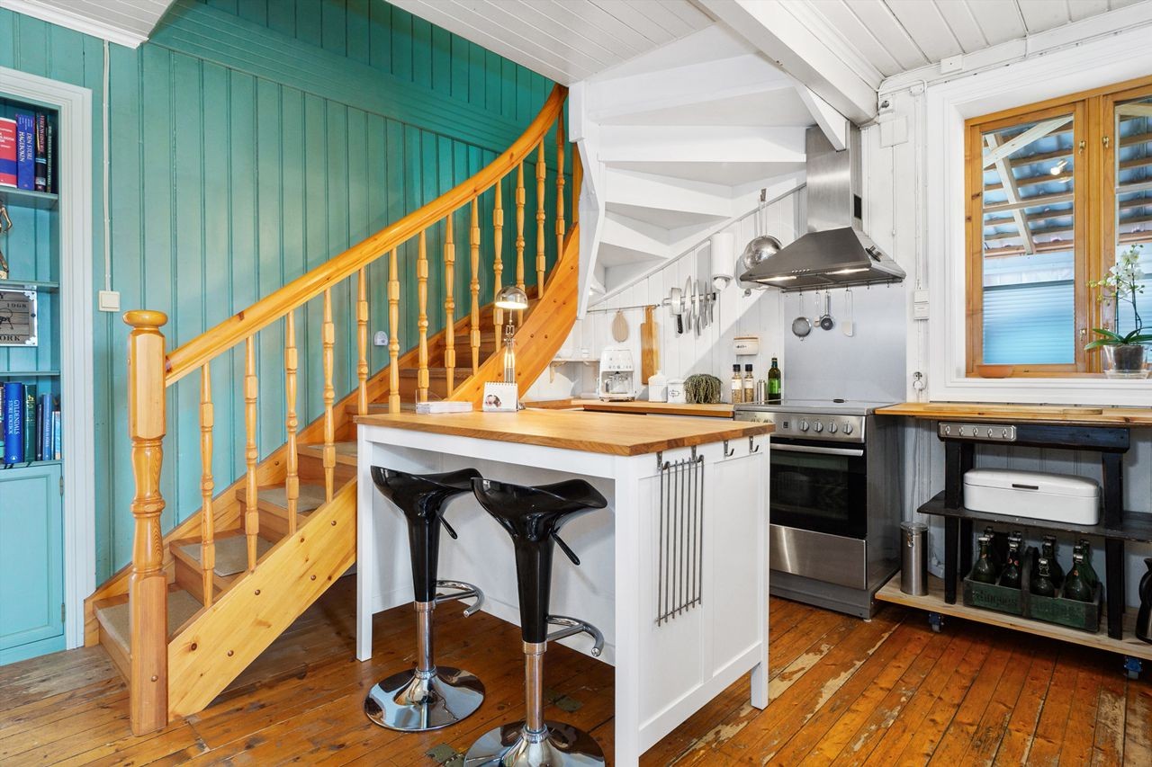 Utradisjonelt og særpreget kjøkken med delvis åpen innredning Galleribilde