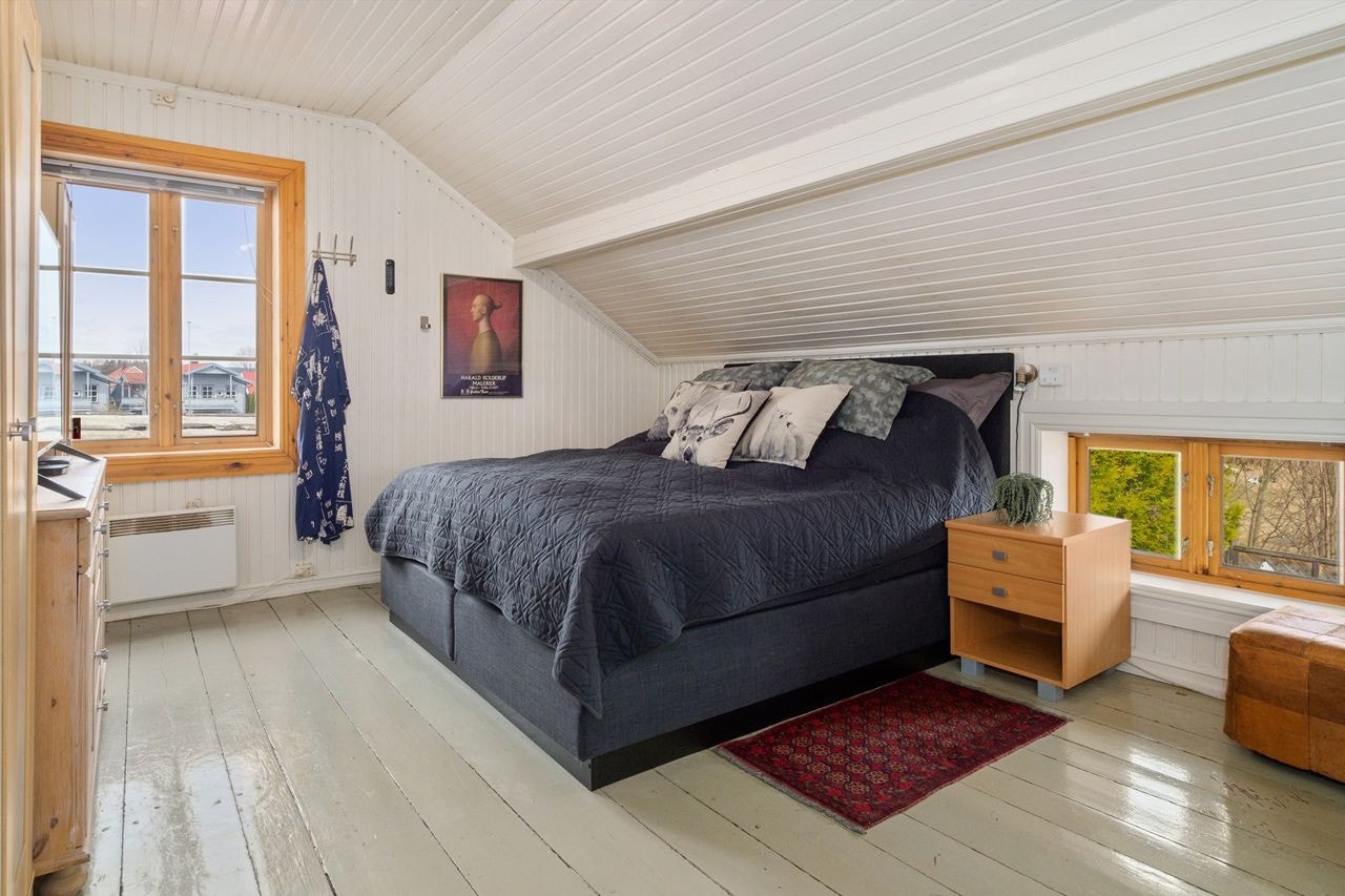 Lyst og romslig hovedsoverom med adkomst liten garderobe Galleribilde