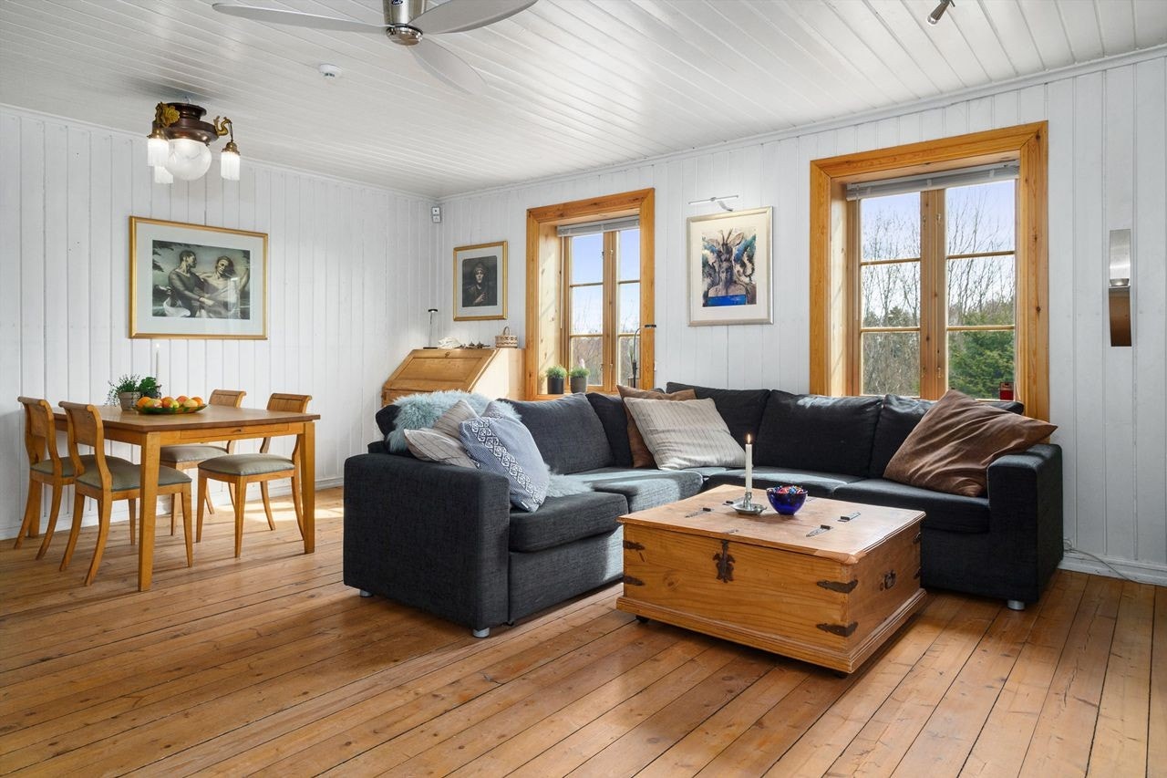 Flere vinduer gir godt med dagslys inn i rommet Galleribilde