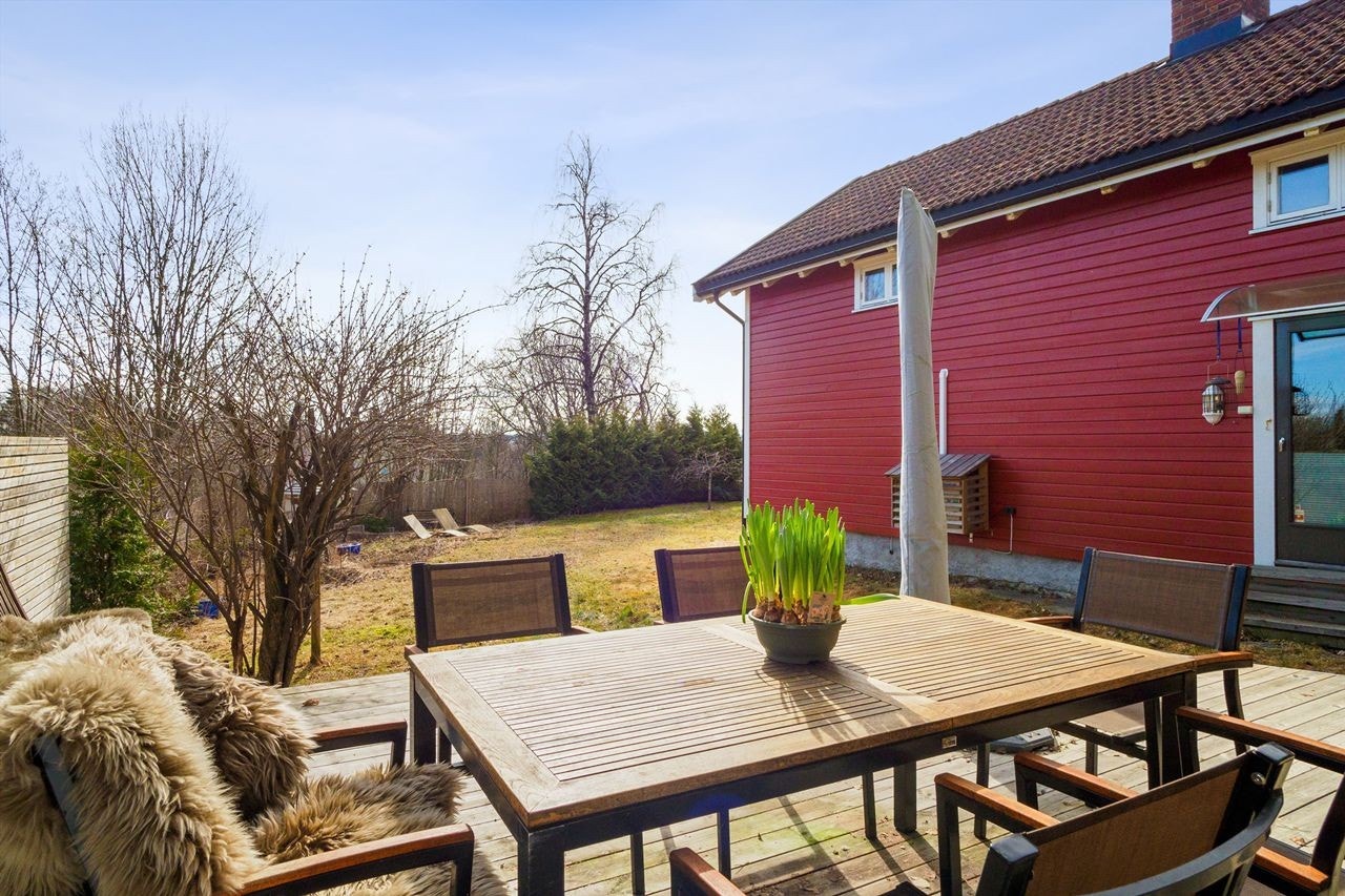 Usjenert og solrik terrasse mot syd Galleribilde