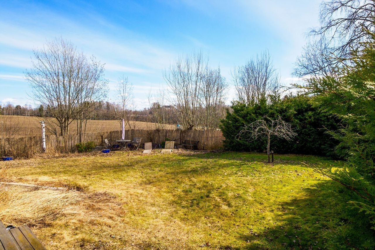 Romslig hage med gode solforhold Galleribilde