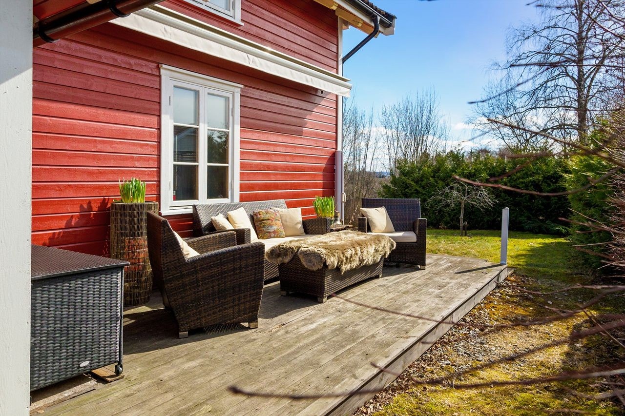 Hyggelig inngangsparti med vestvendt markterrasse og elektrisk terrassemarkise. Galleribilde