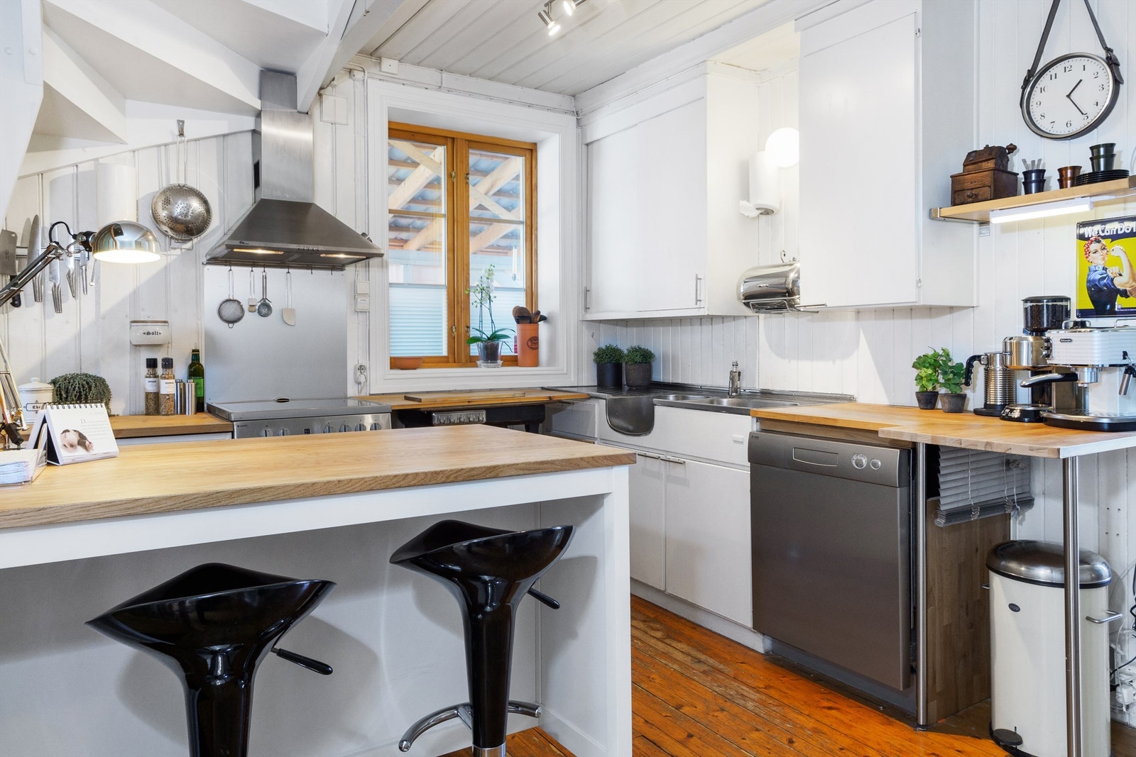 Kjøkkenet har plass til frittstående hvitevarer Galleribilde