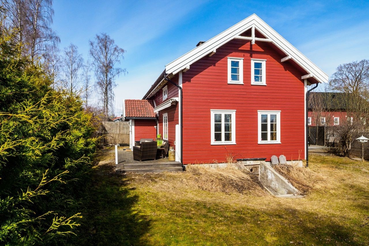 Fasade mot syd med utvendig adkomst til kjeller. Galleribilde